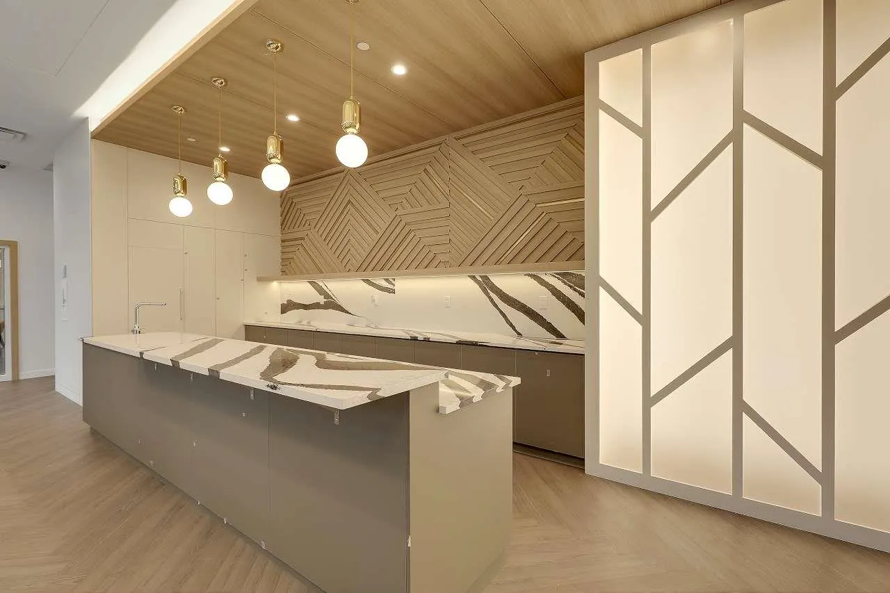 2605 13768 100 Avenue