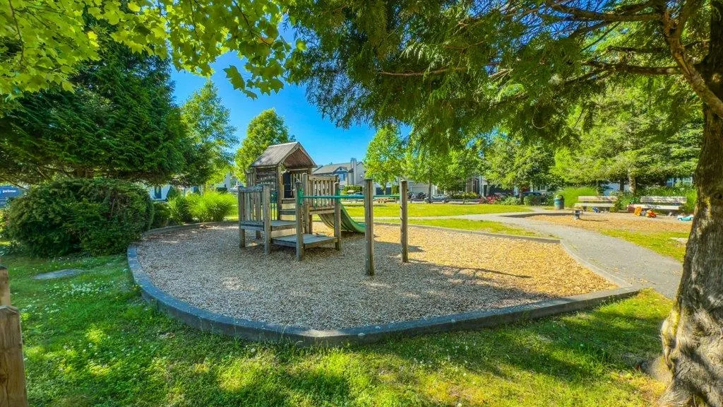 19582 Shinglebolt Crescent