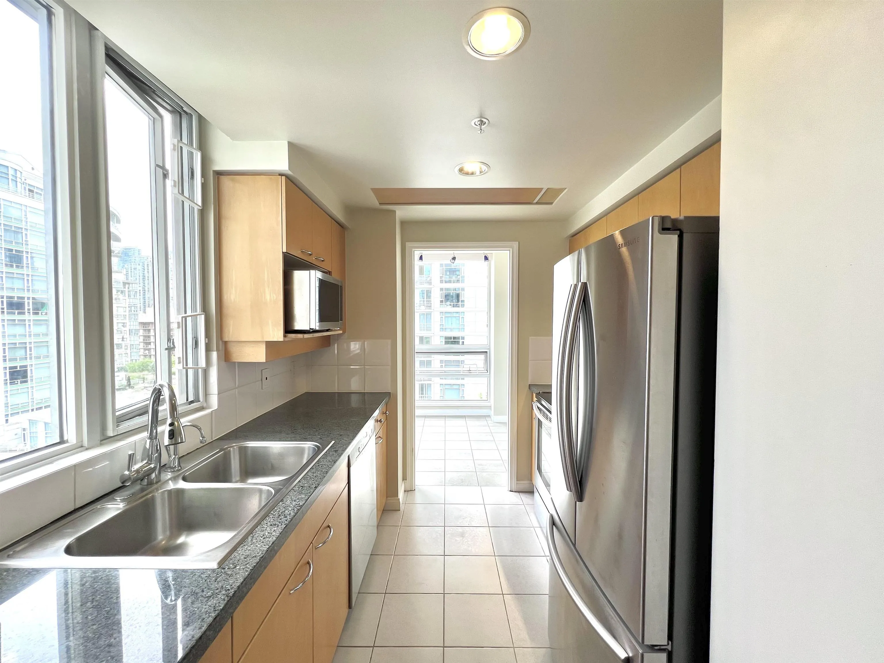 1002 1201 Marinaside Crescent