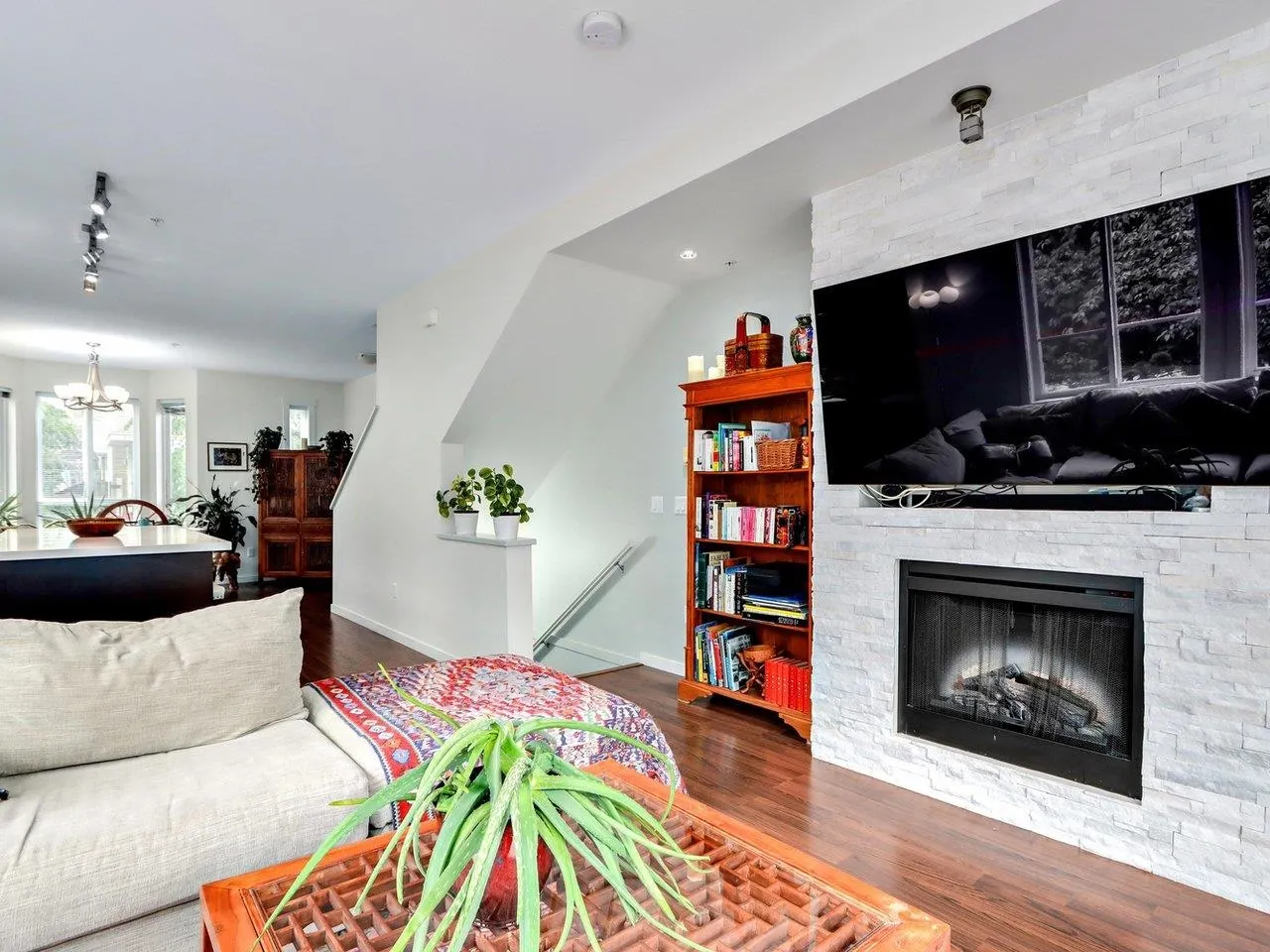 95 2418 Avon Place