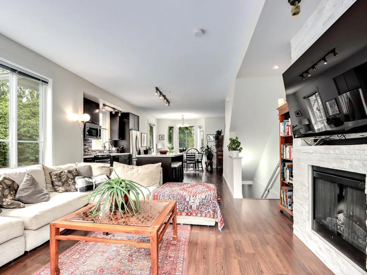 95 2418 Avon Place