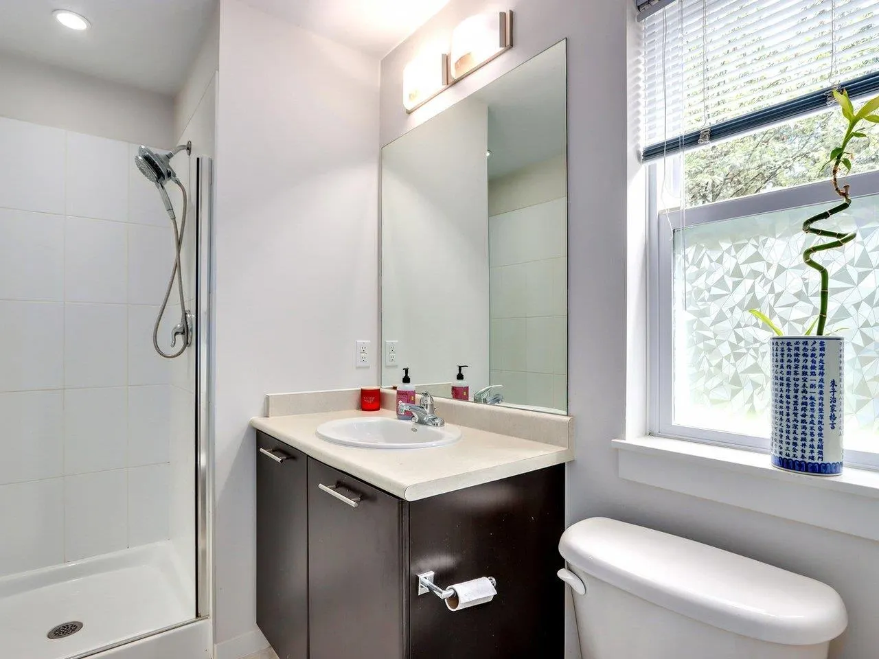 95 2418 Avon Place