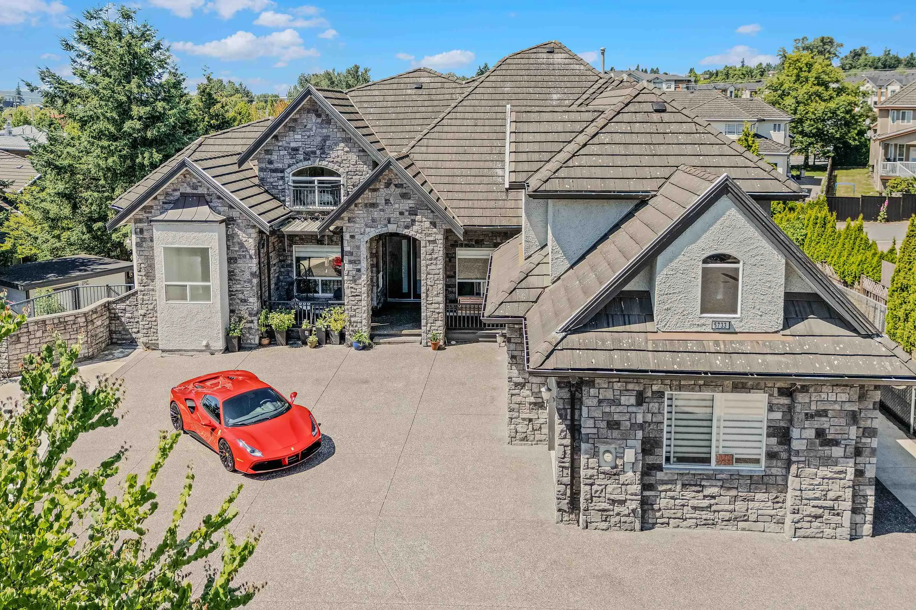 5733 W Kettle Crescent