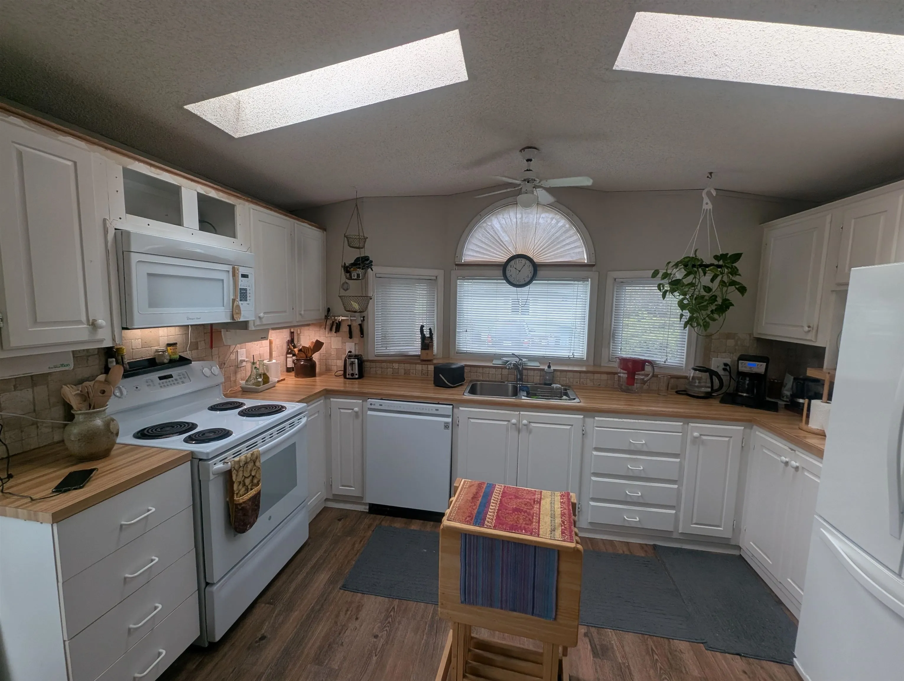 22 44565 Monte Vista Drive