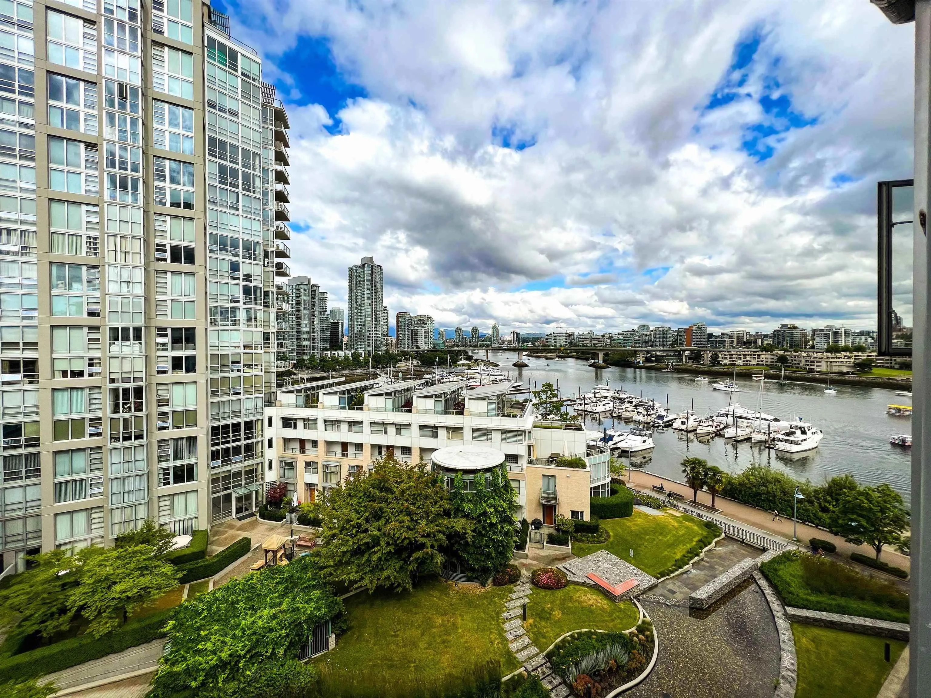 906 1288 Marinaside Crescent