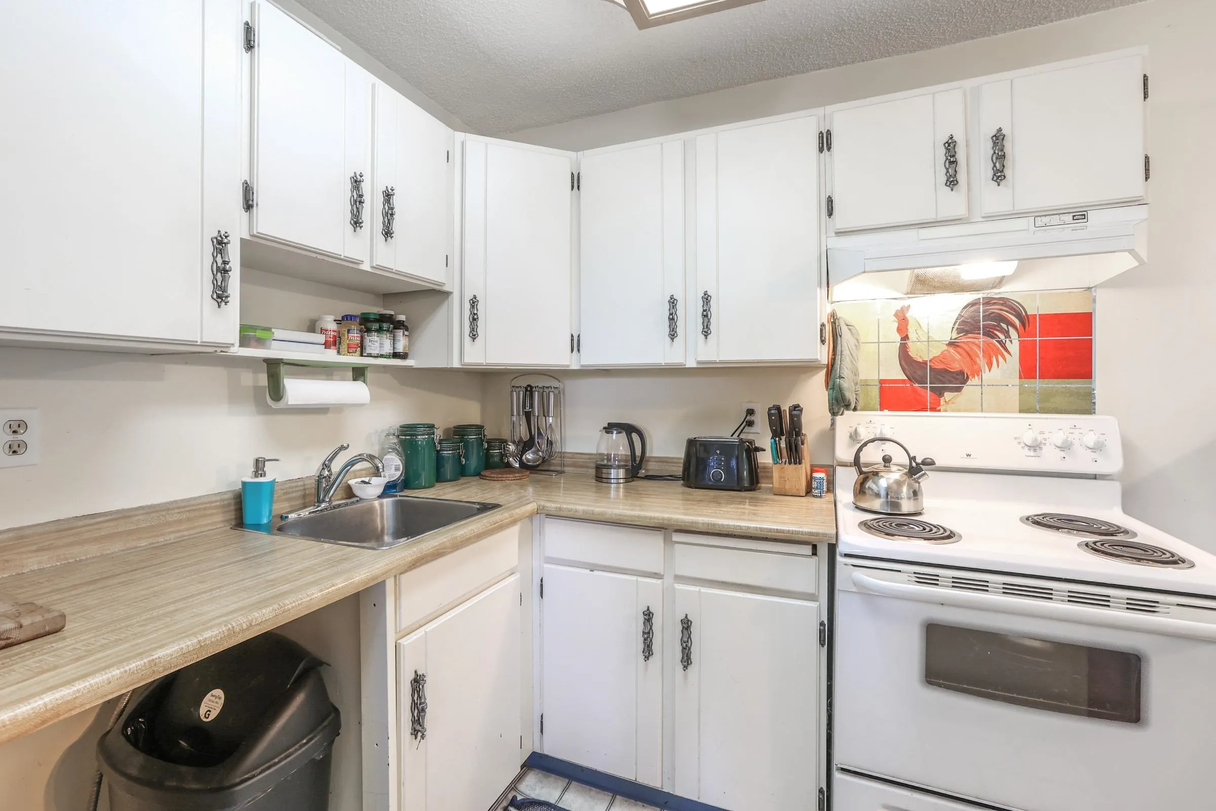 #205 665 E 6th Avenue