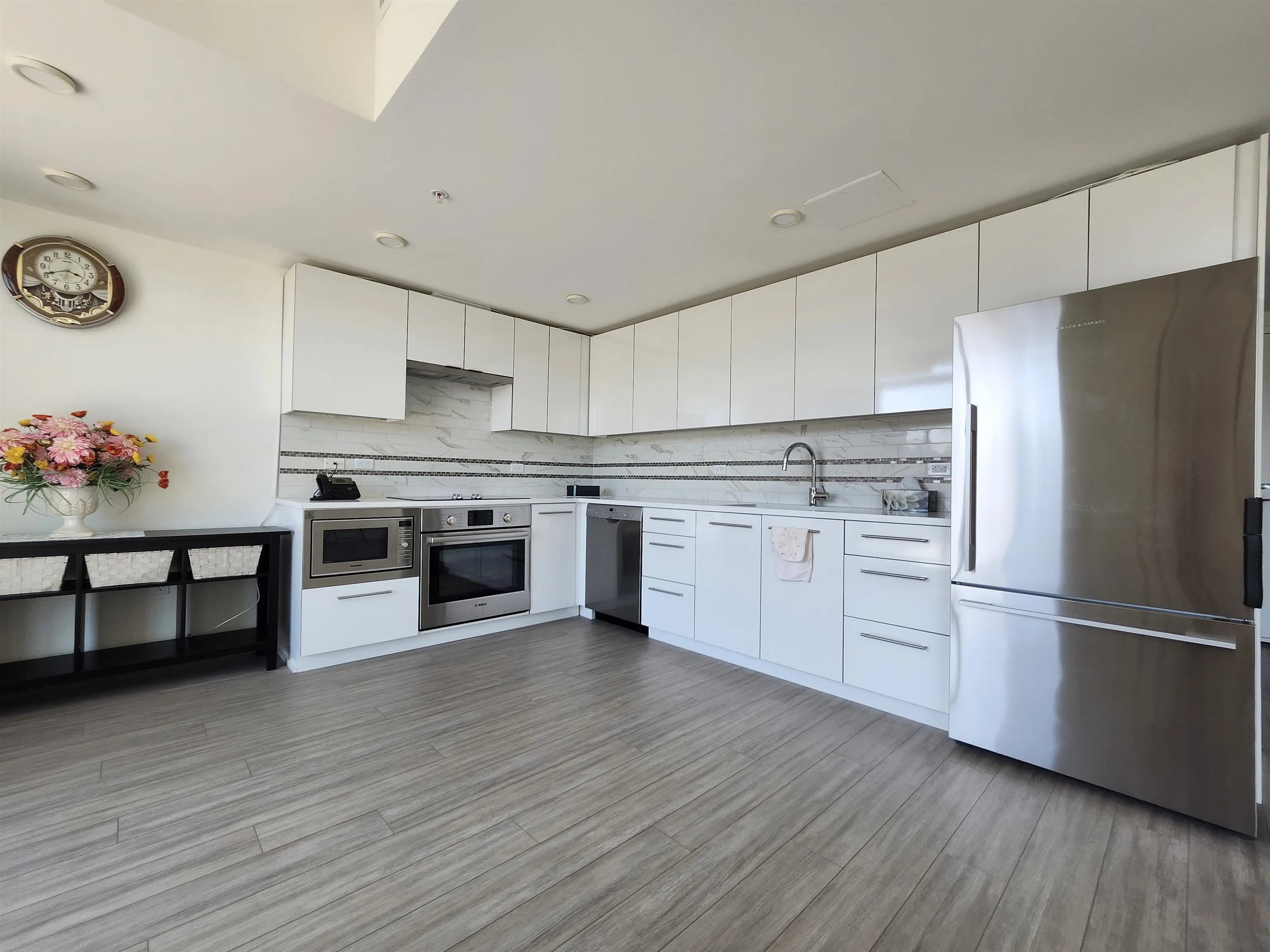 578 438 W King Edward Avenue