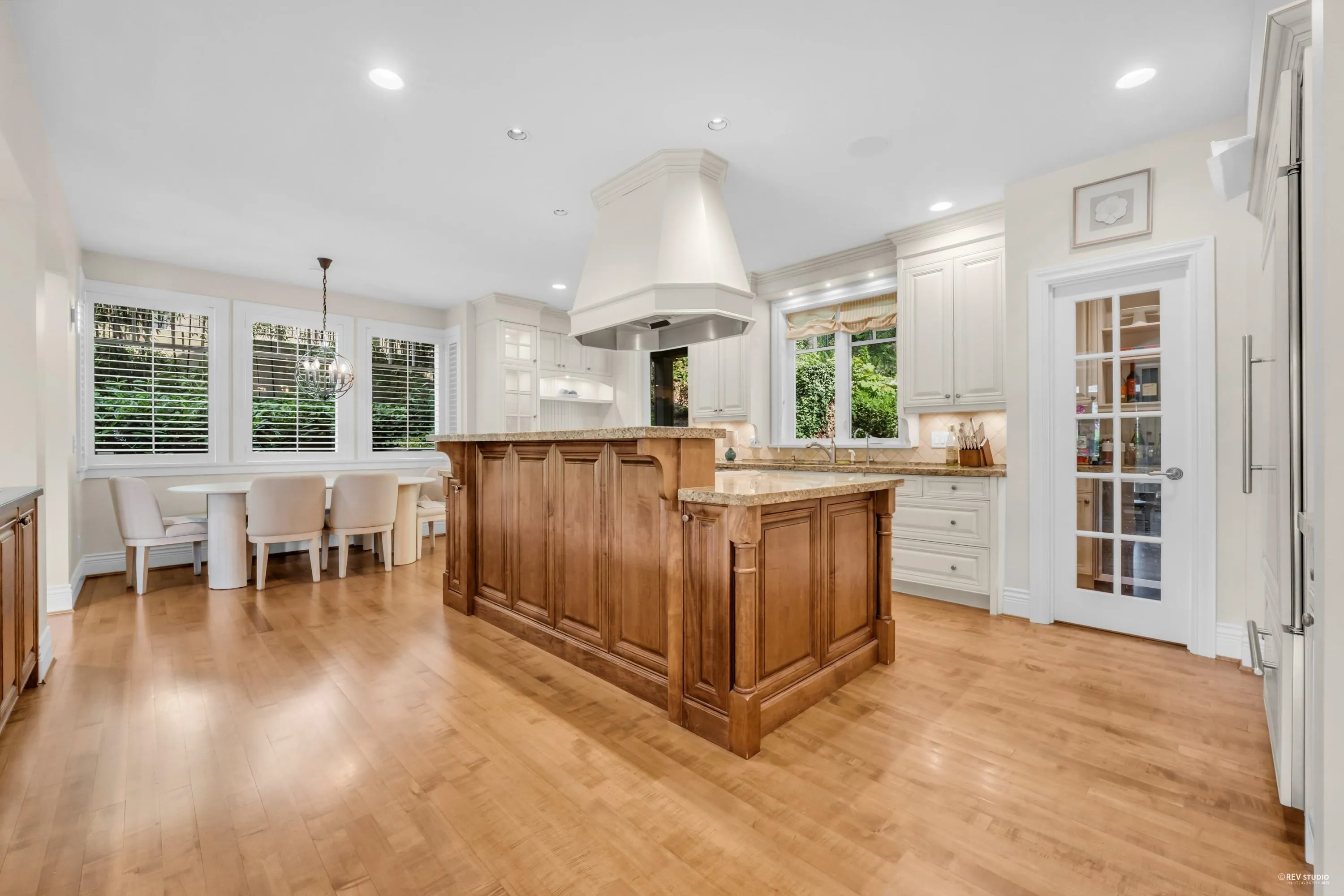 4513 Caulfeild Lane