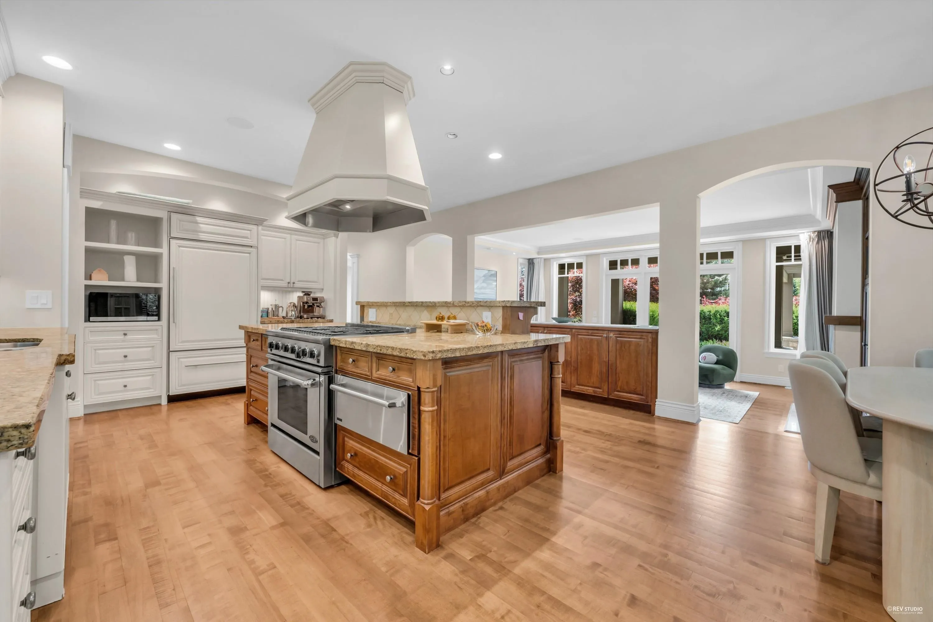 4513 Caulfeild Lane