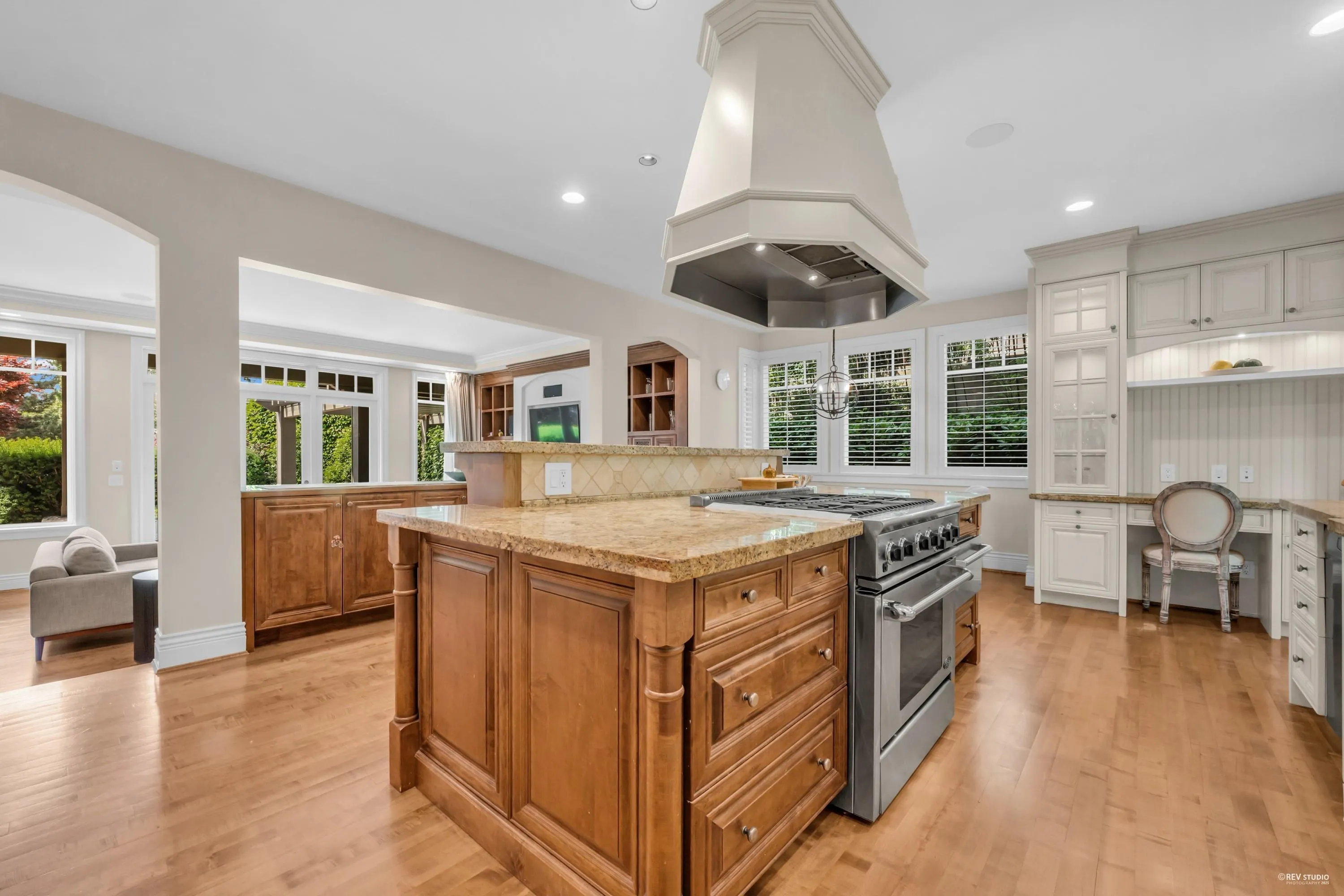 4513 Caulfeild Lane