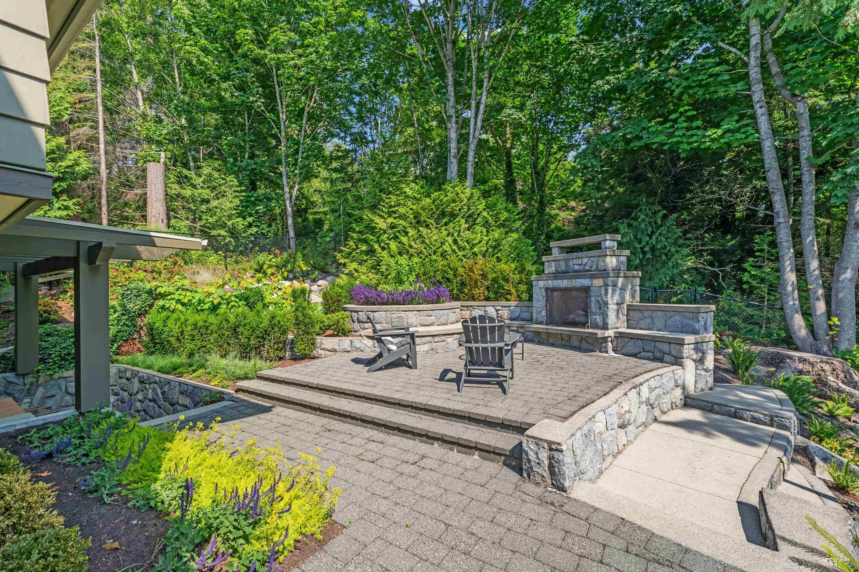 4513 Caulfeild Lane