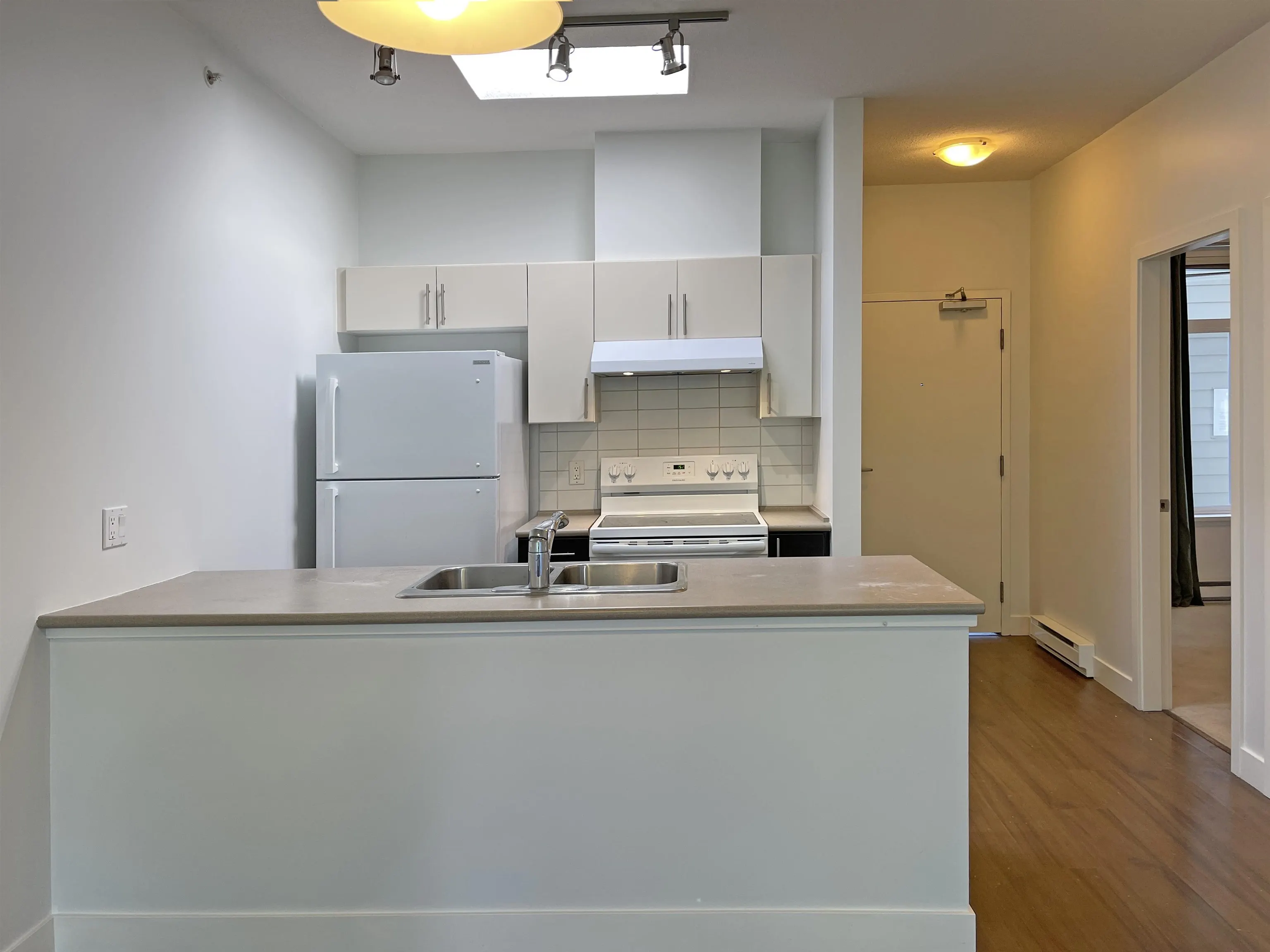 406 5692 Kings Road