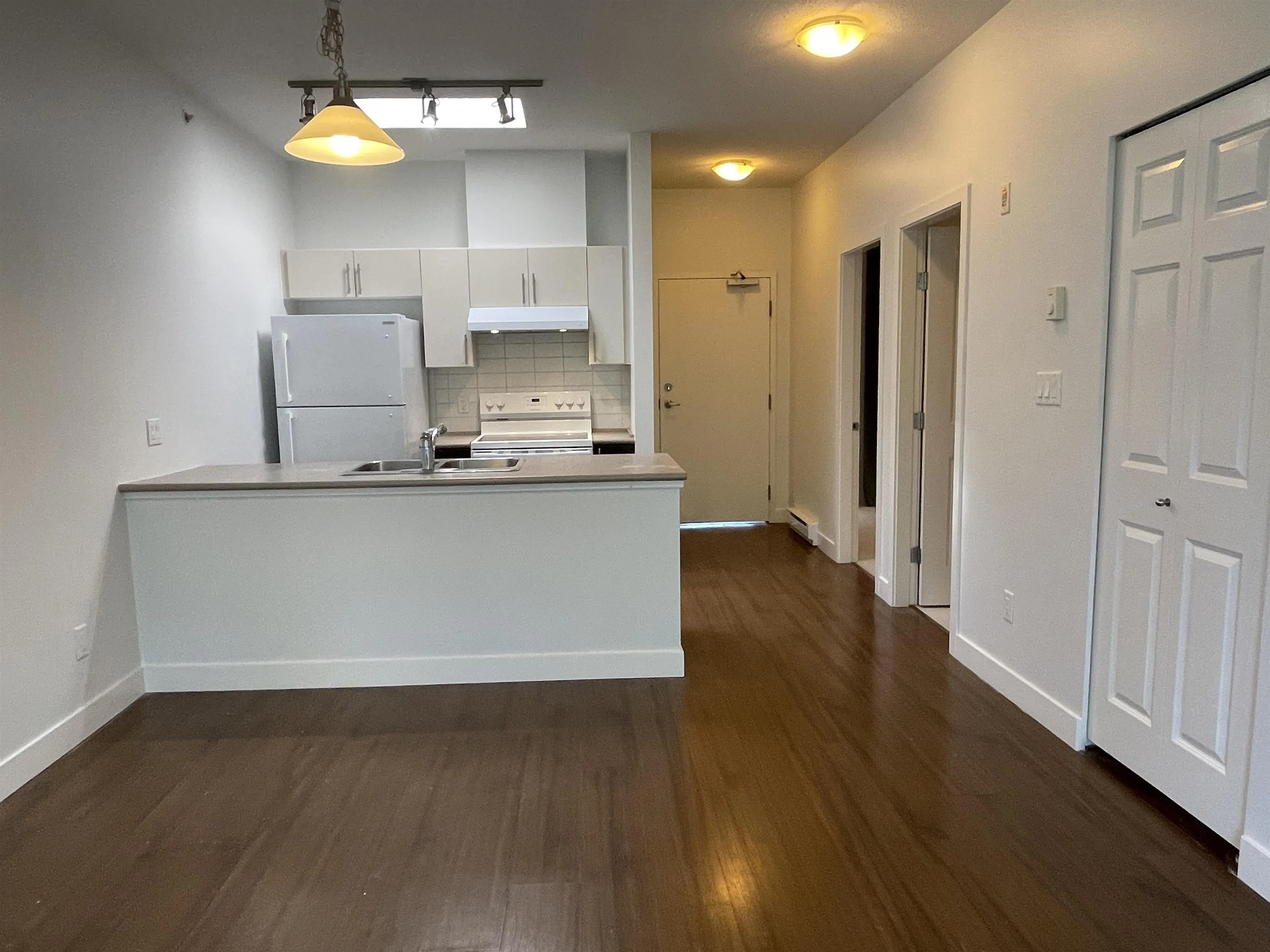 406 5692 Kings Road