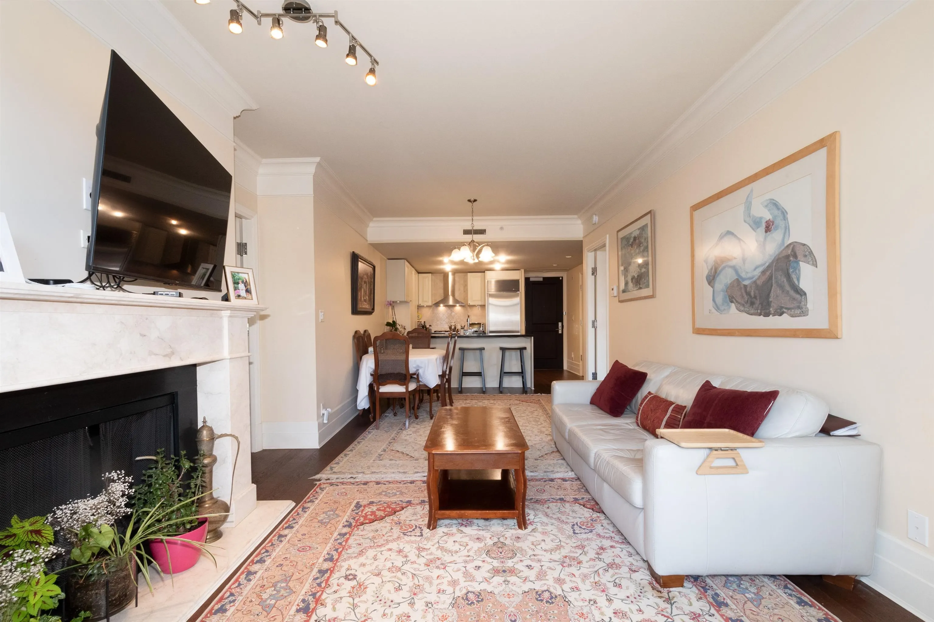 300 533 Waters Edge Crescent