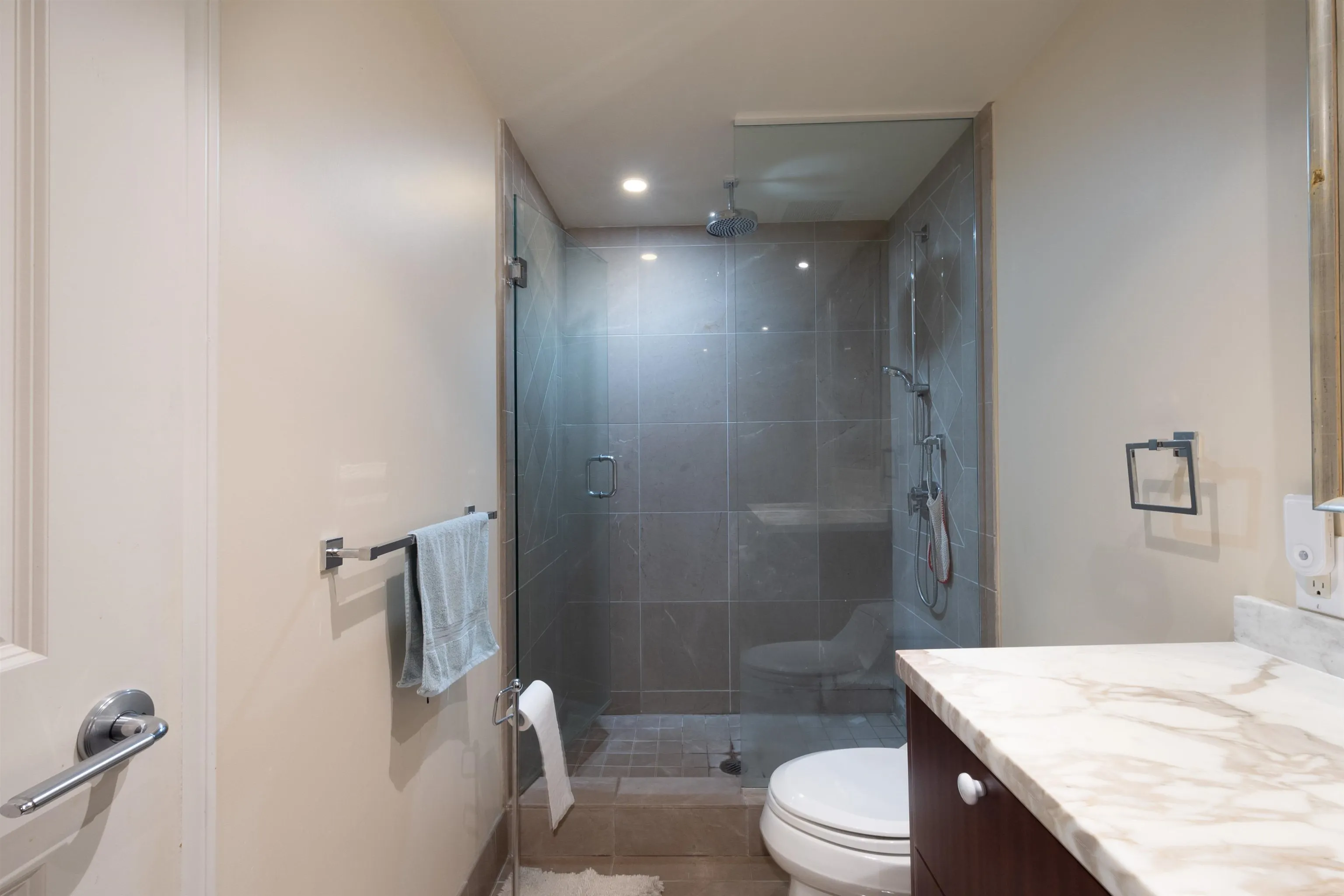 300 533 Waters Edge Crescent