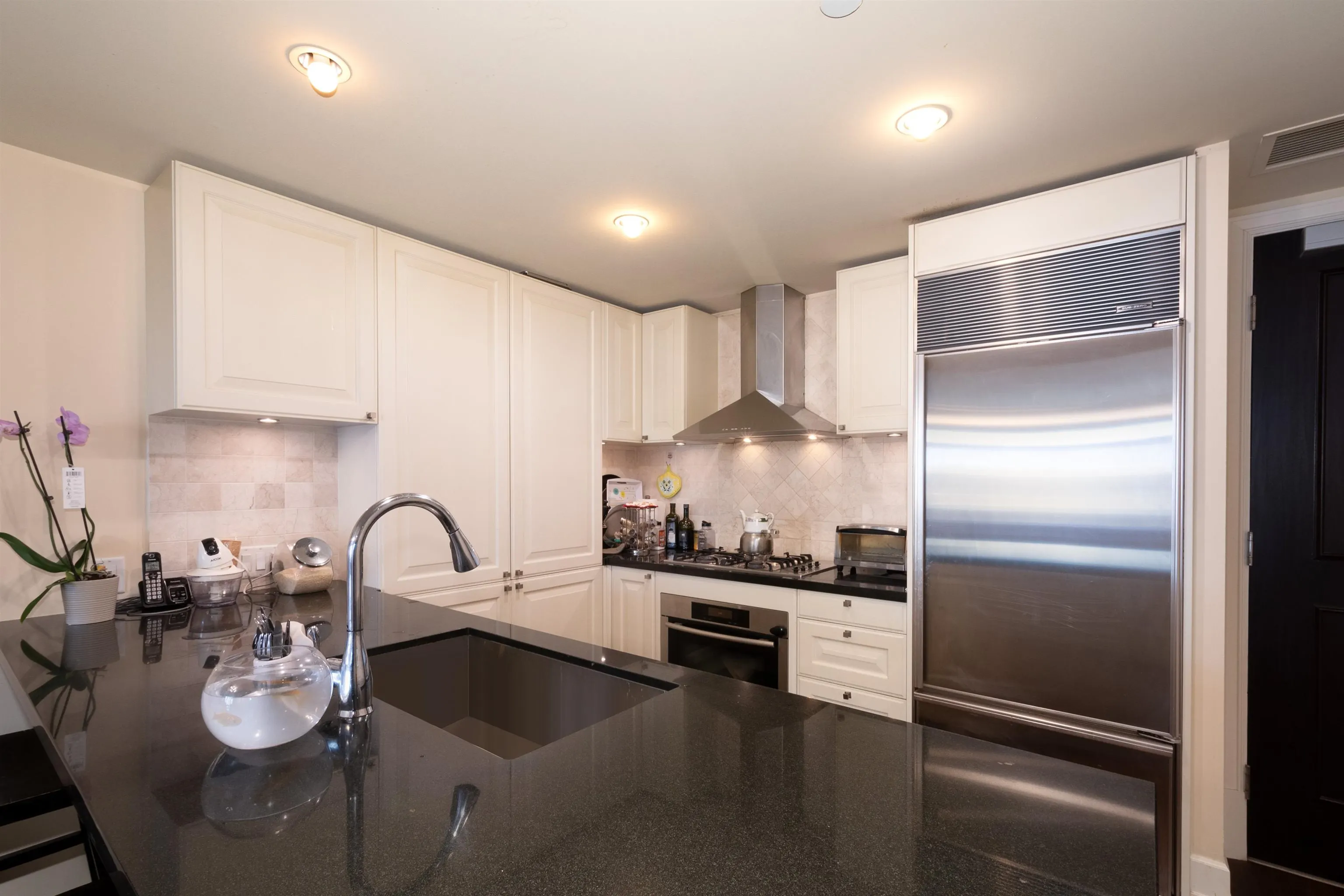 300 533 Waters Edge Crescent
