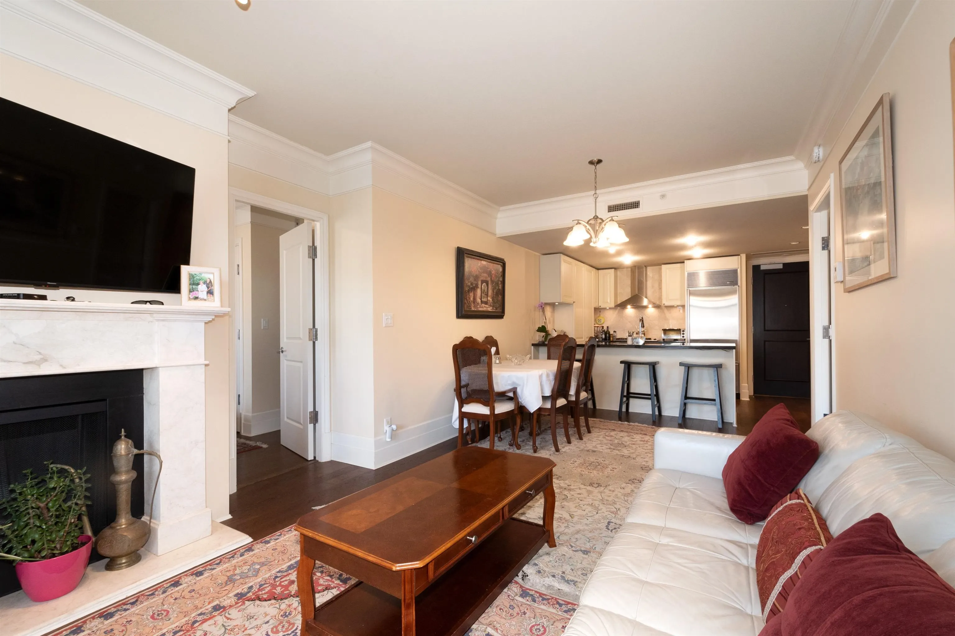 300 533 Waters Edge Crescent