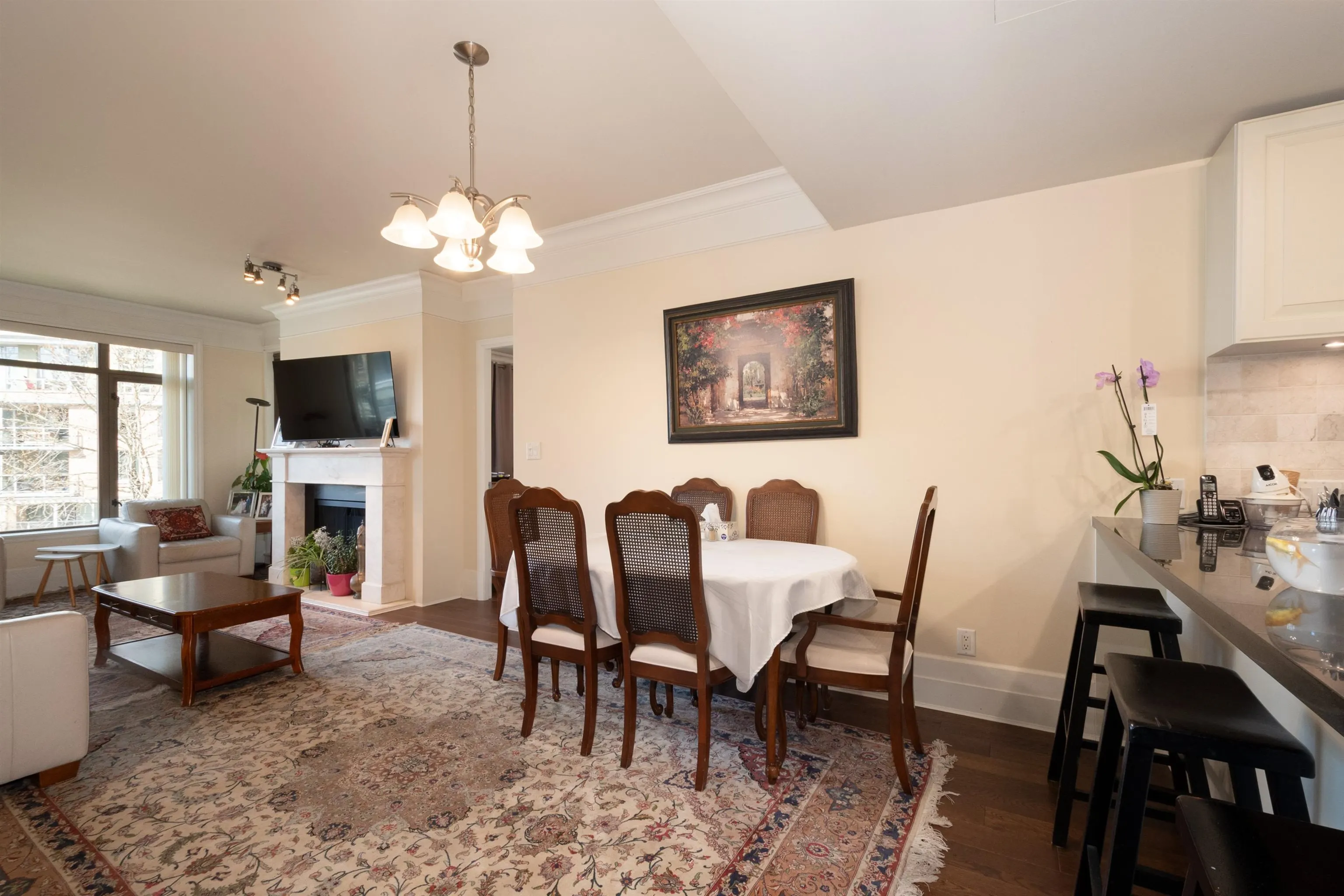 300 533 Waters Edge Crescent