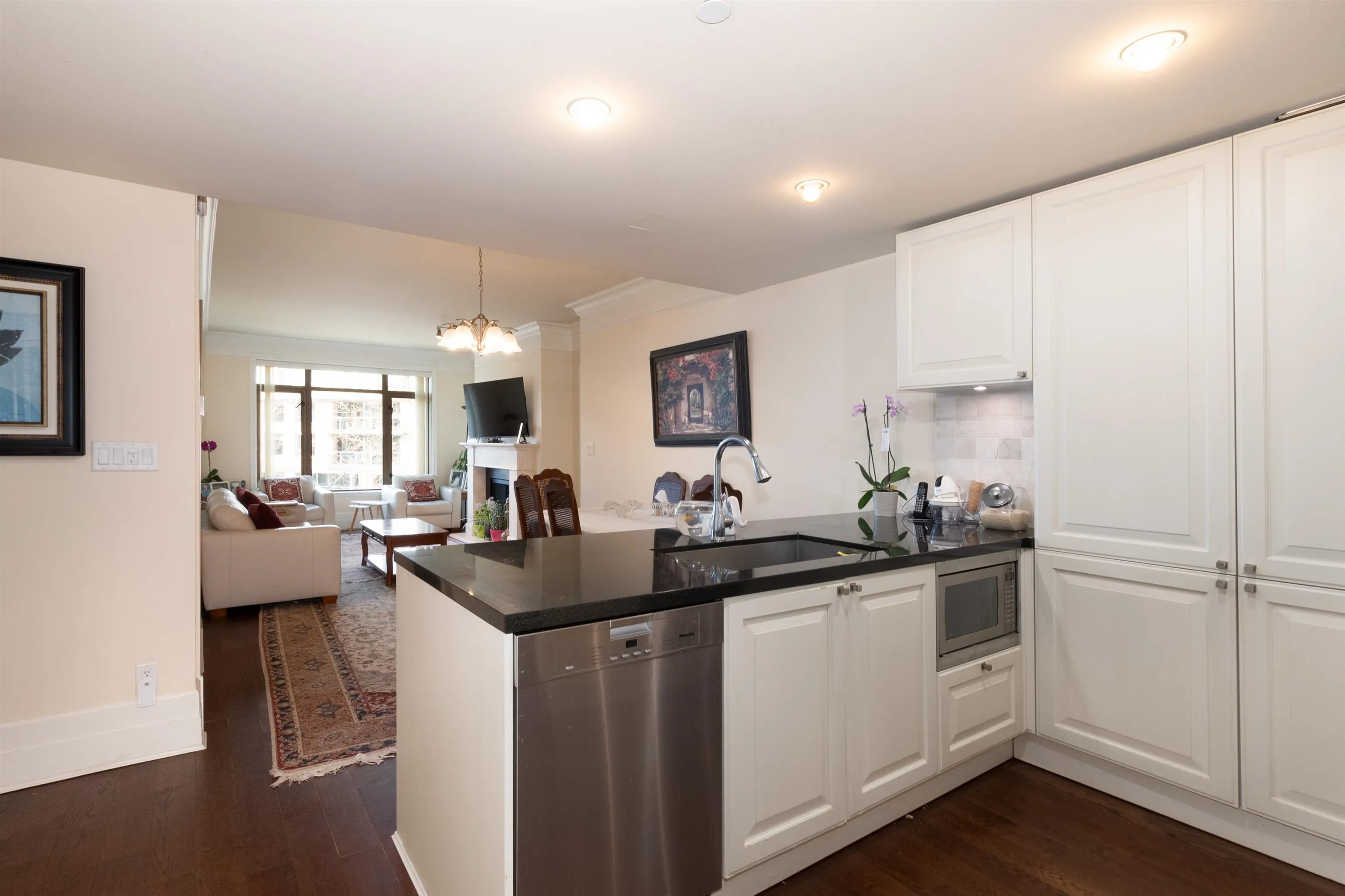 300 533 Waters Edge Crescent