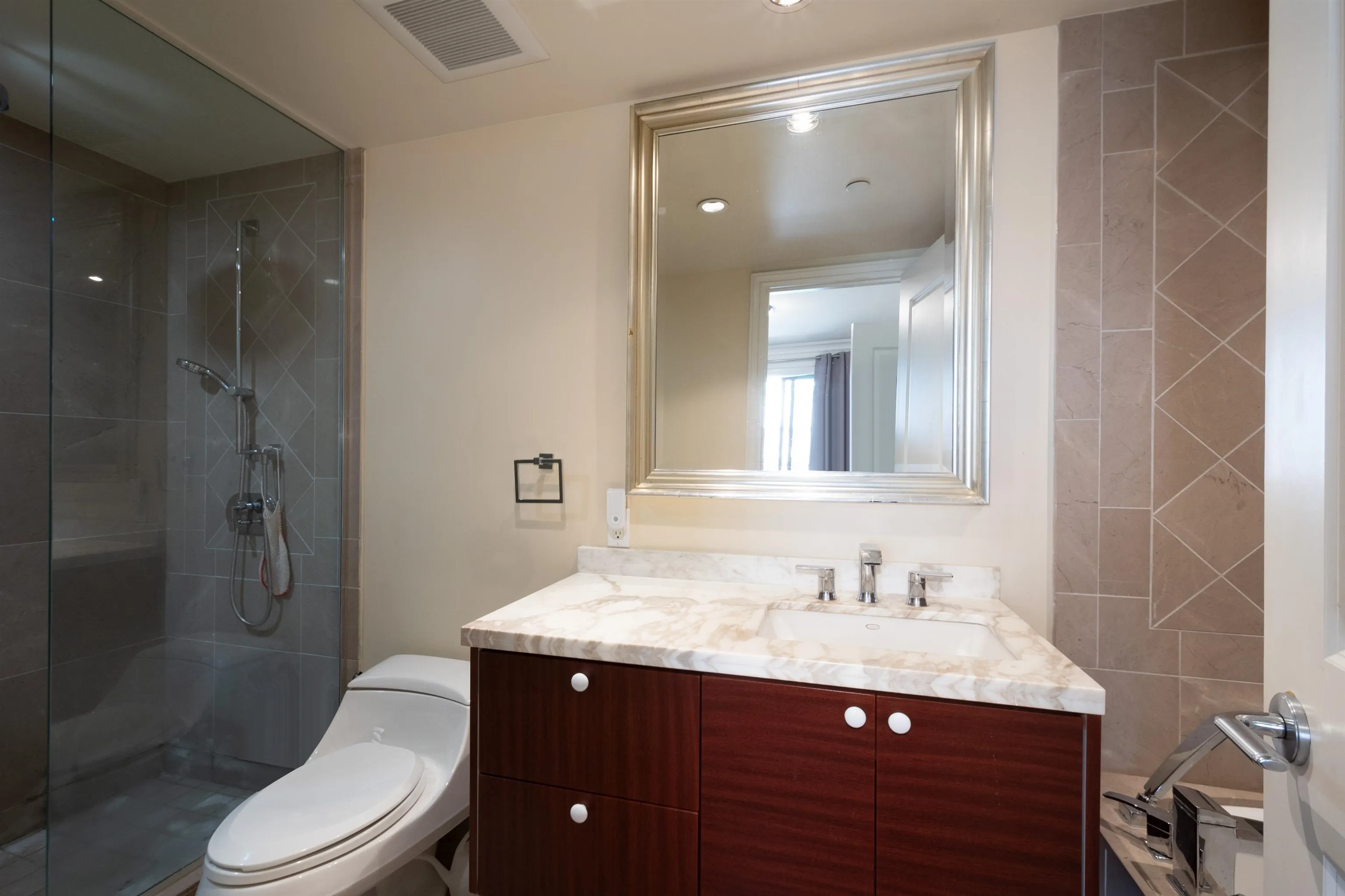 300 533 Waters Edge Crescent