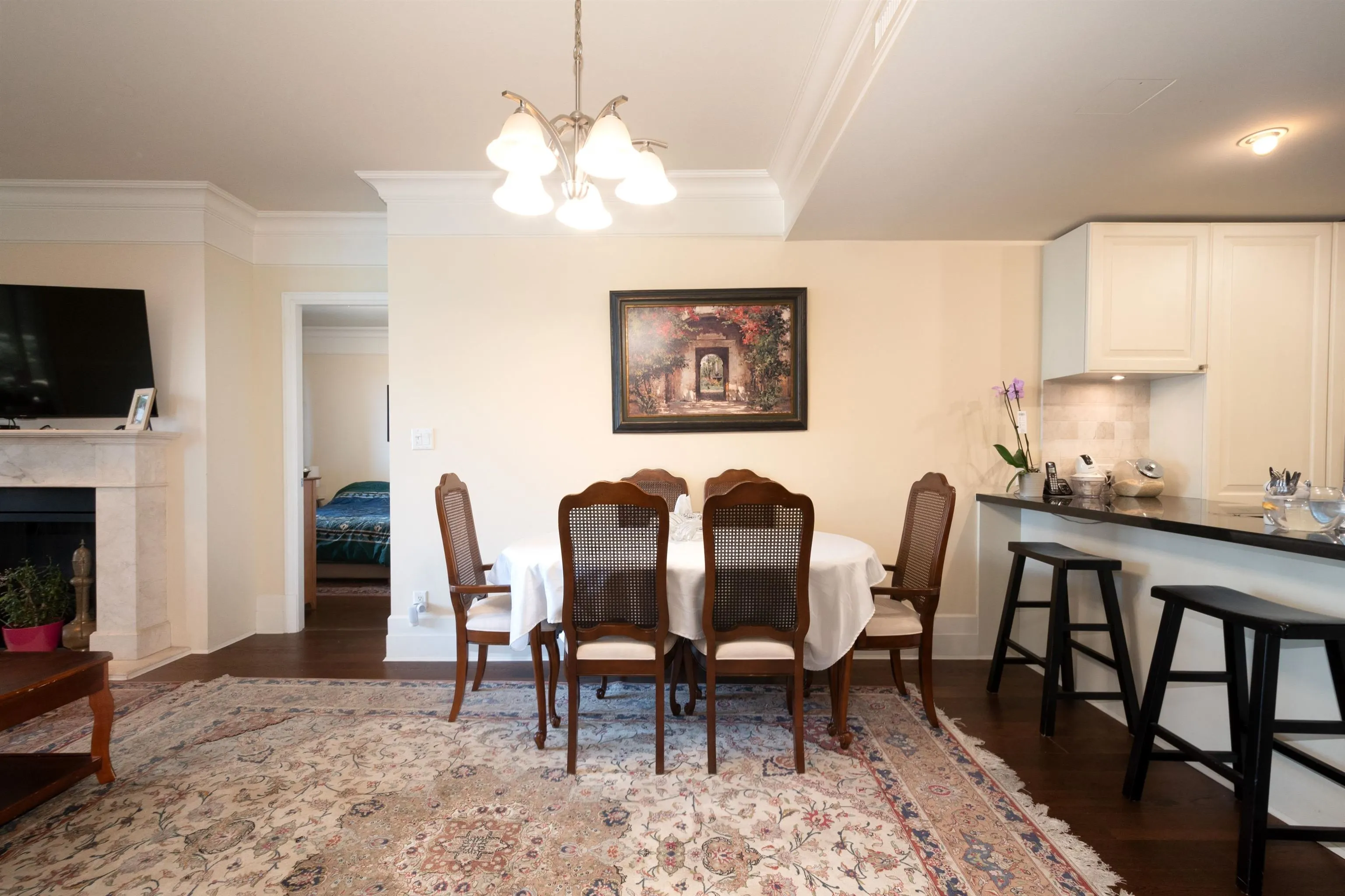 300 533 Waters Edge Crescent