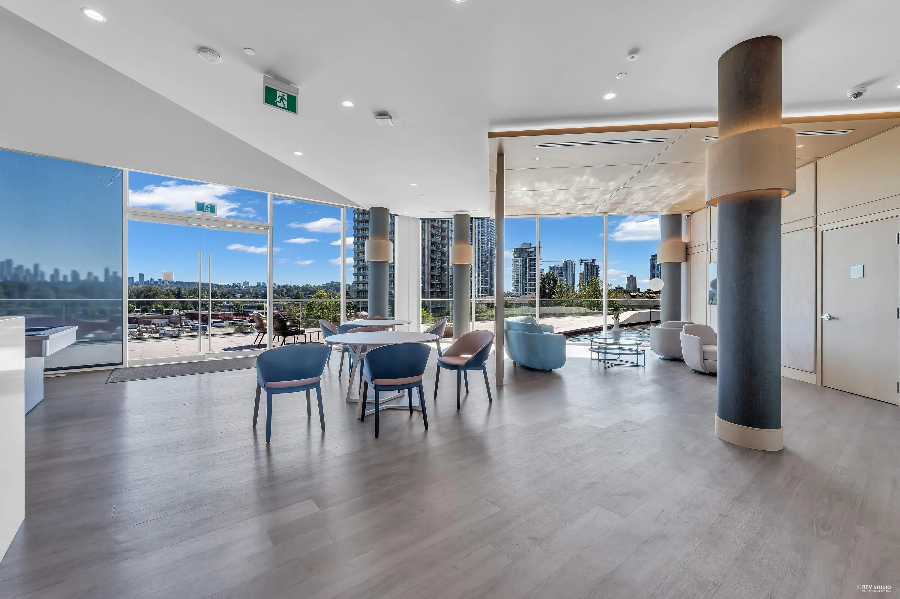 4504 4880 Lougheed Highway