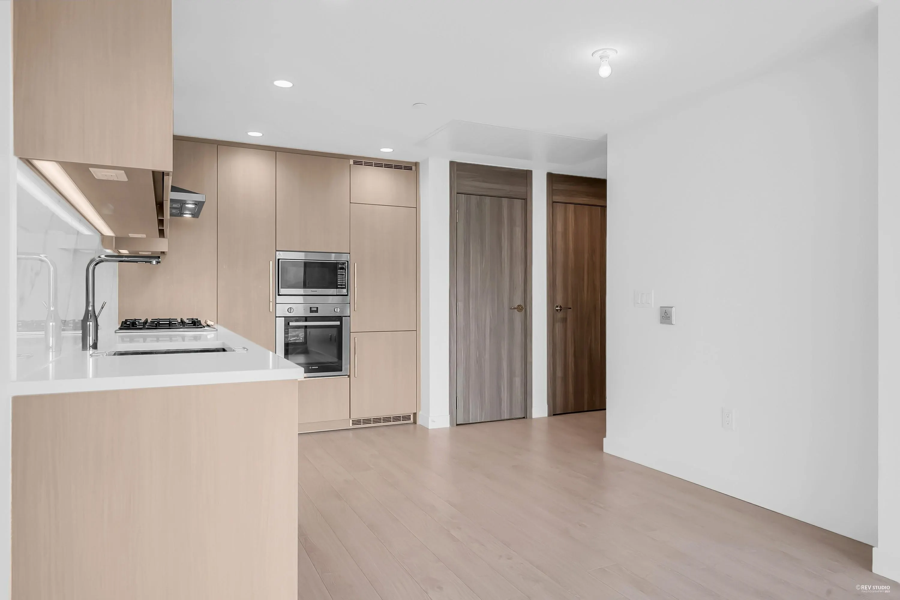 4504 4880 Lougheed Highway