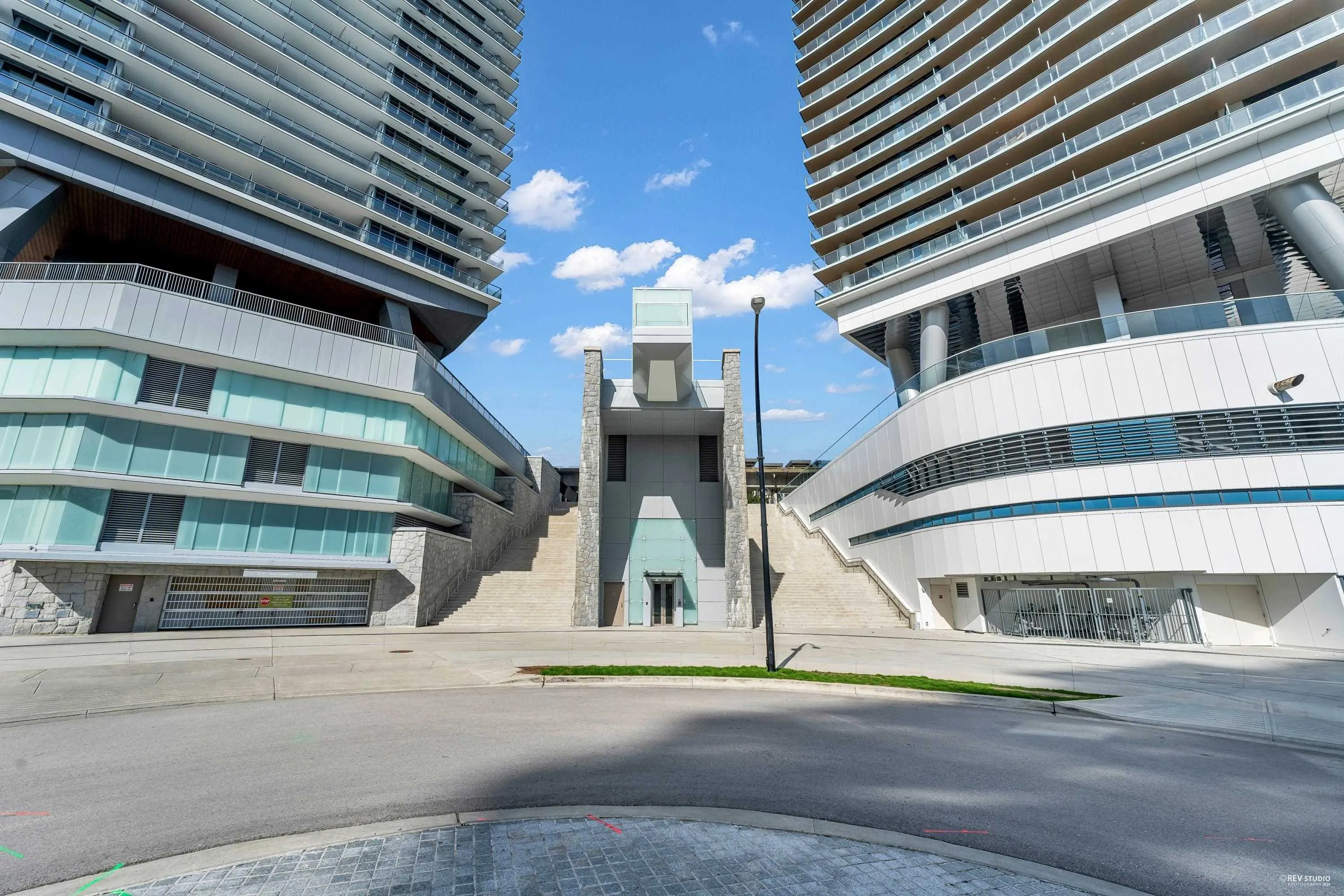 4504 4880 Lougheed Highway
