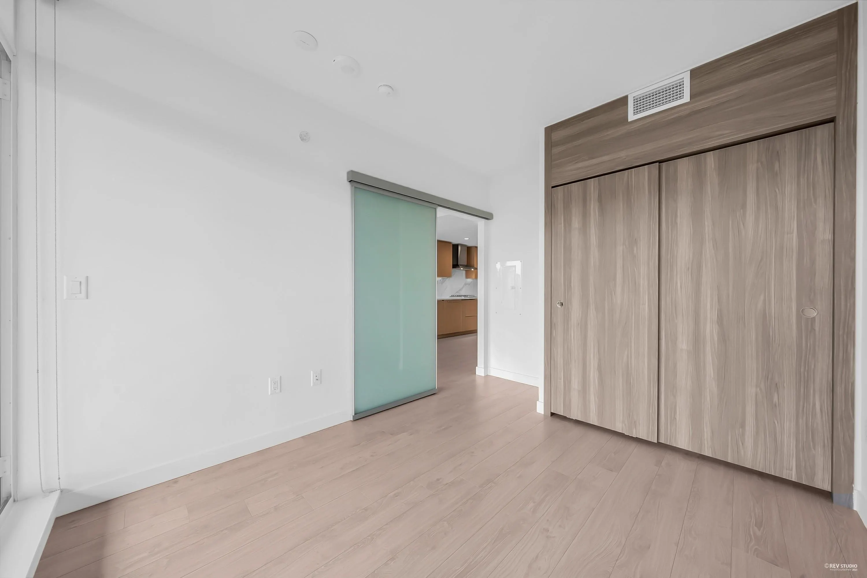 4504 4880 Lougheed Highway