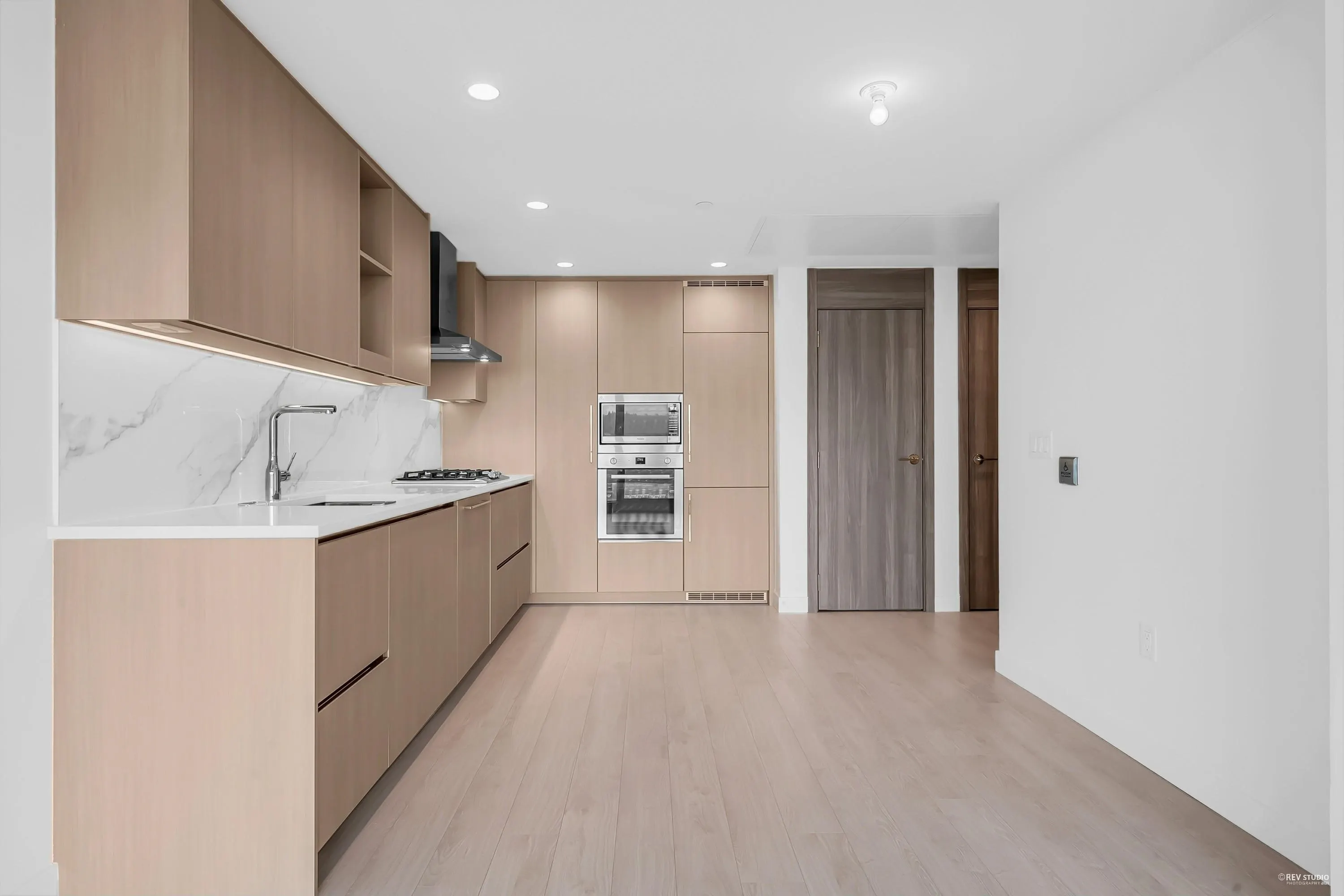 4504 4880 Lougheed Highway