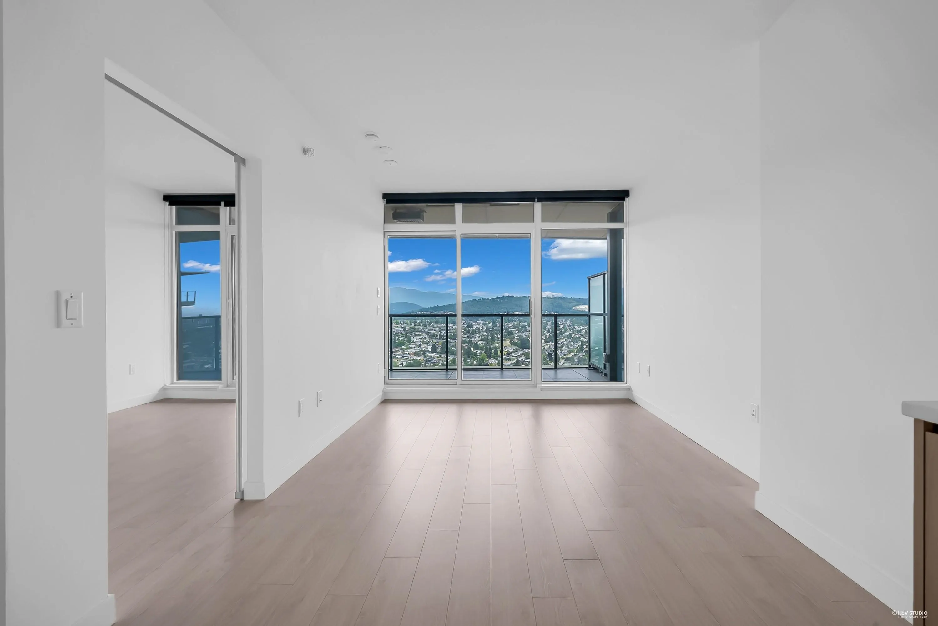 4504 4880 Lougheed Highway