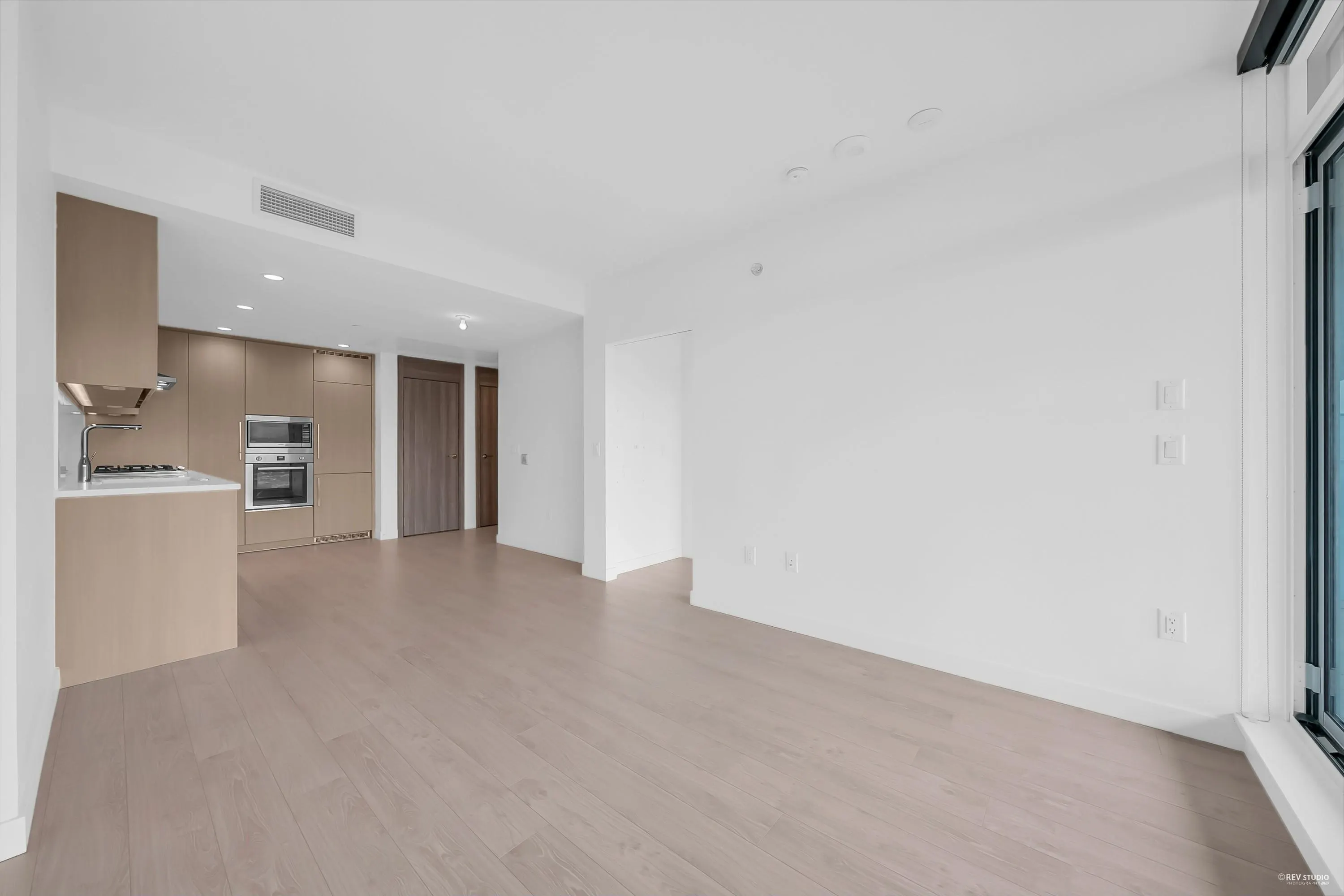 4504 4880 Lougheed Highway