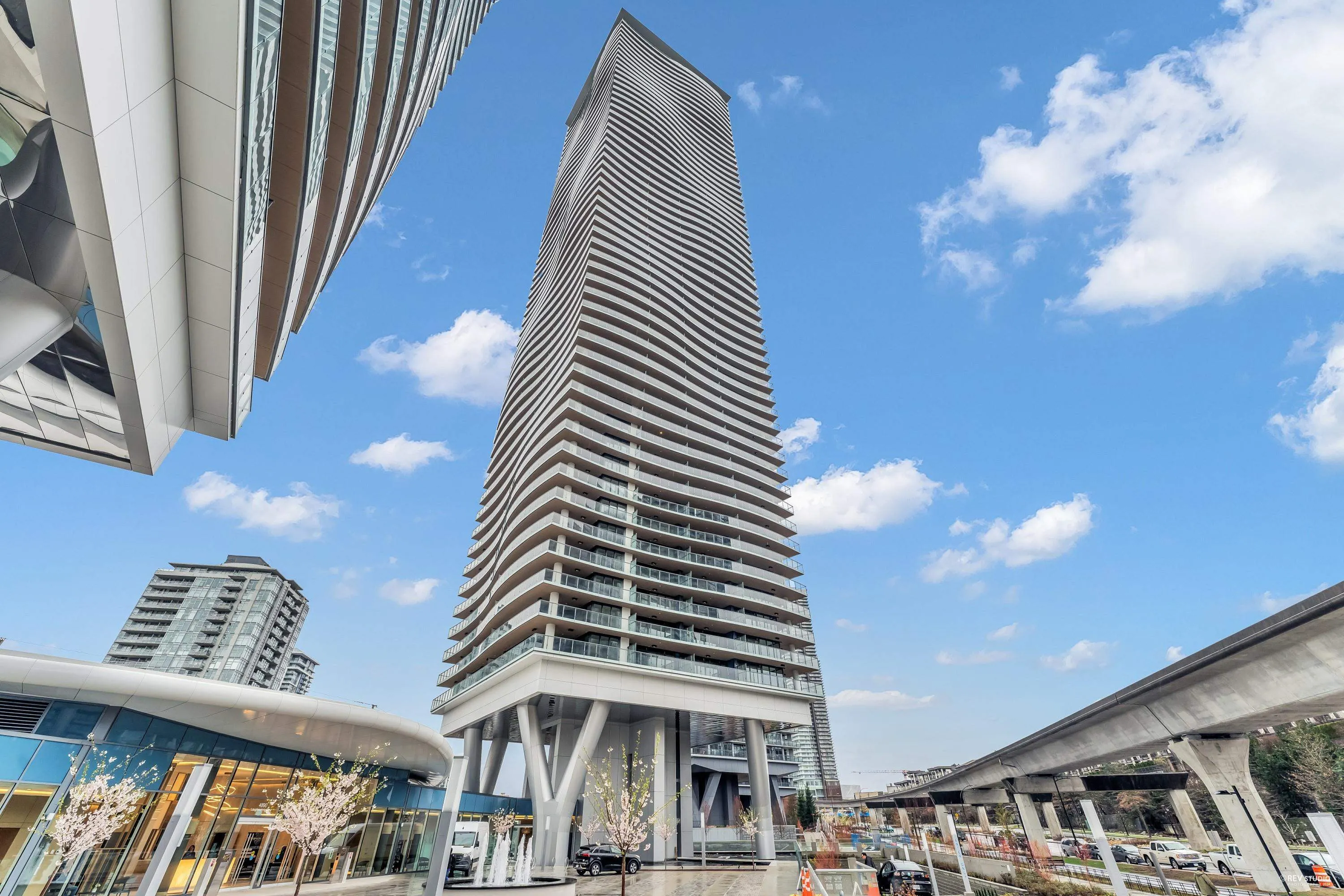 4504 4880 Lougheed Highway