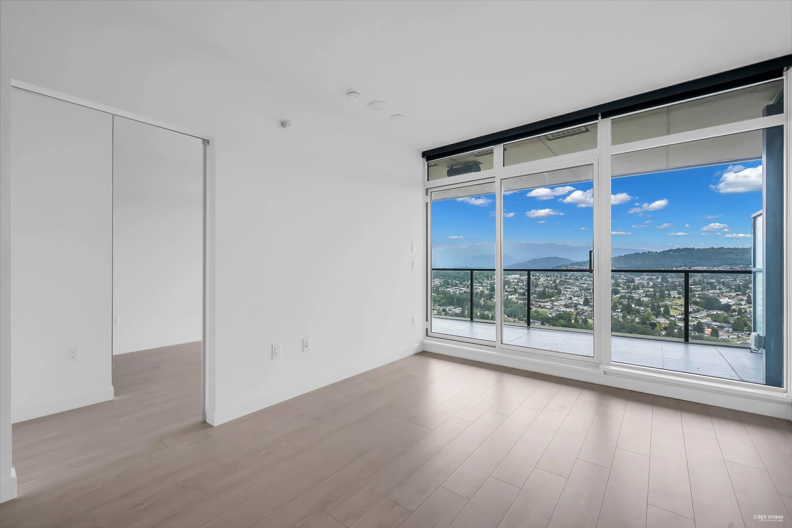 4504 4880 Lougheed Highway