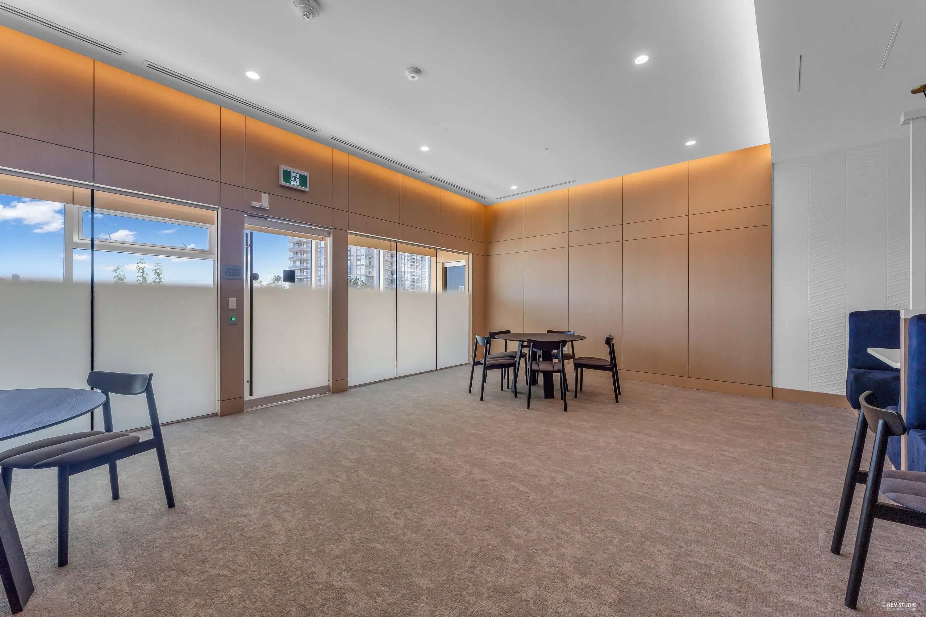 4504 4880 Lougheed Highway
