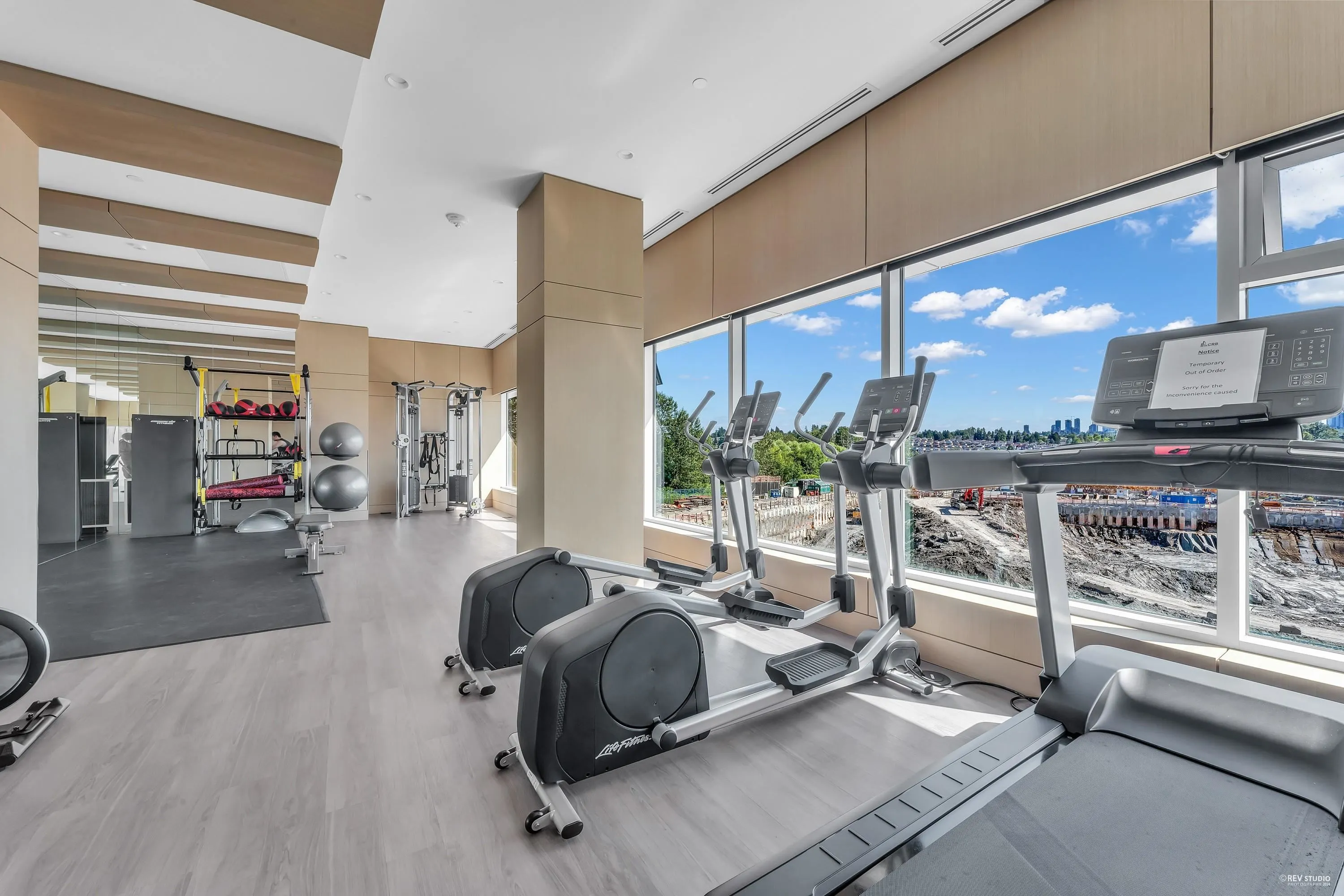 4504 4880 Lougheed Highway