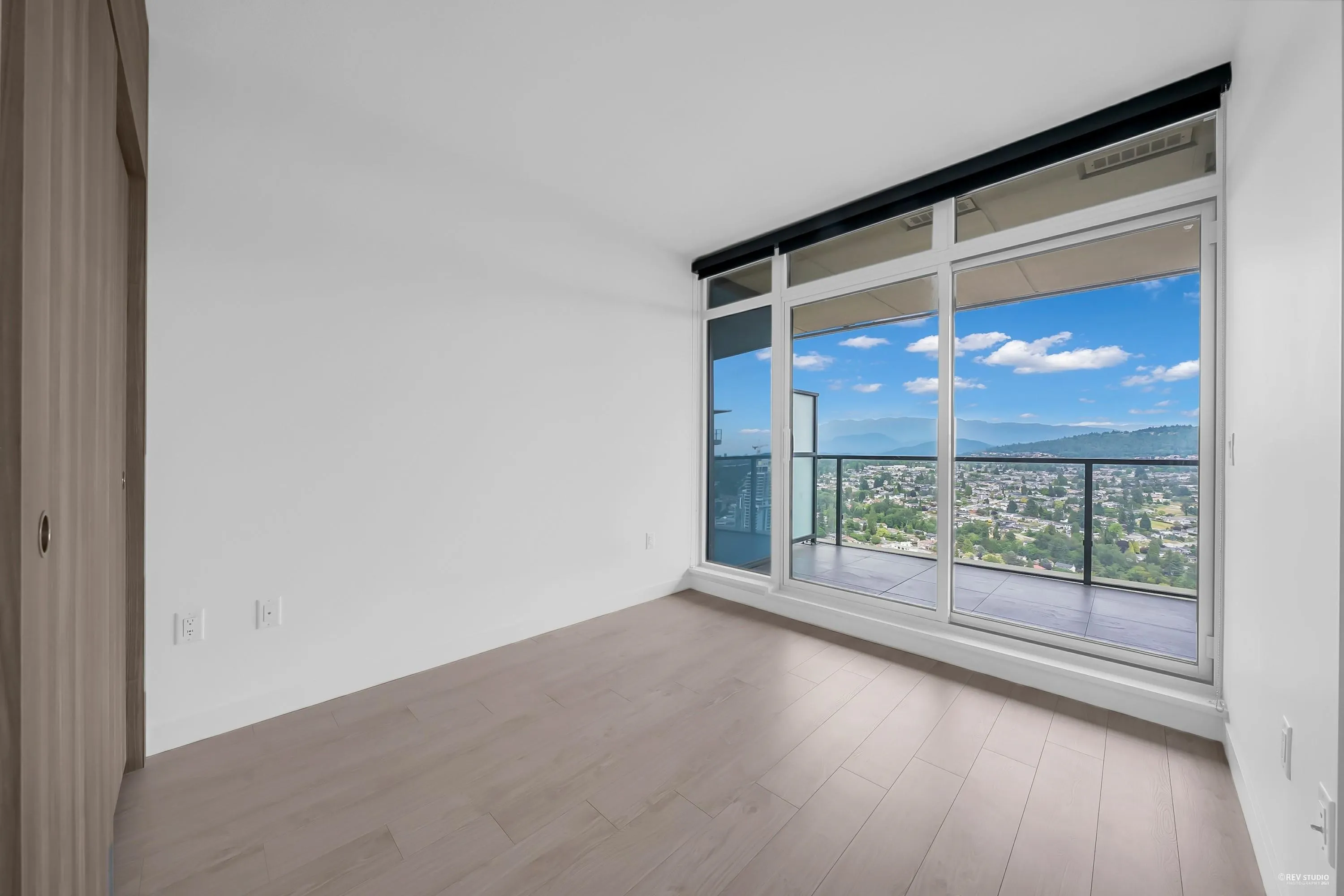 4504 4880 Lougheed Highway