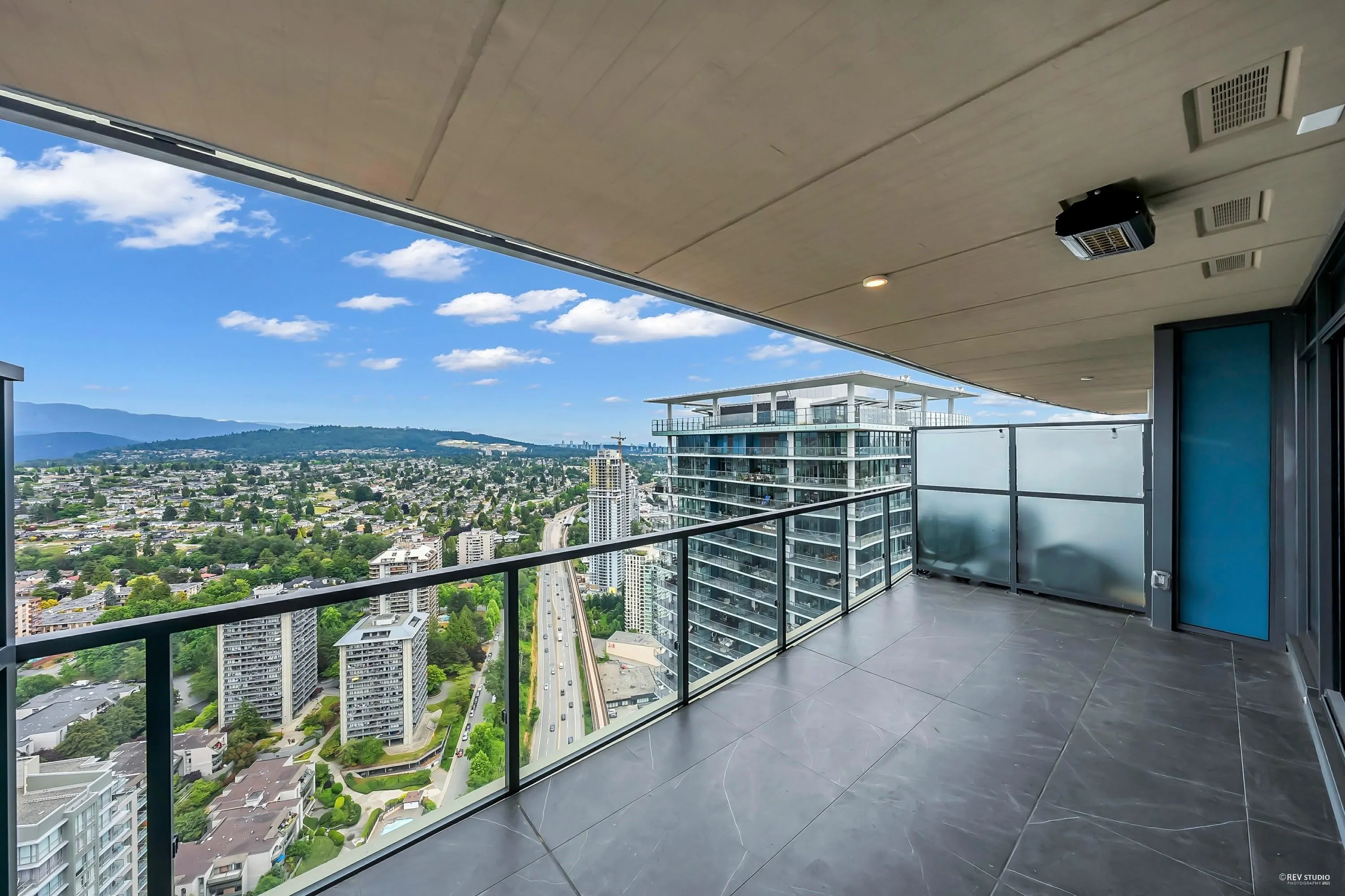 4504 4880 Lougheed Highway