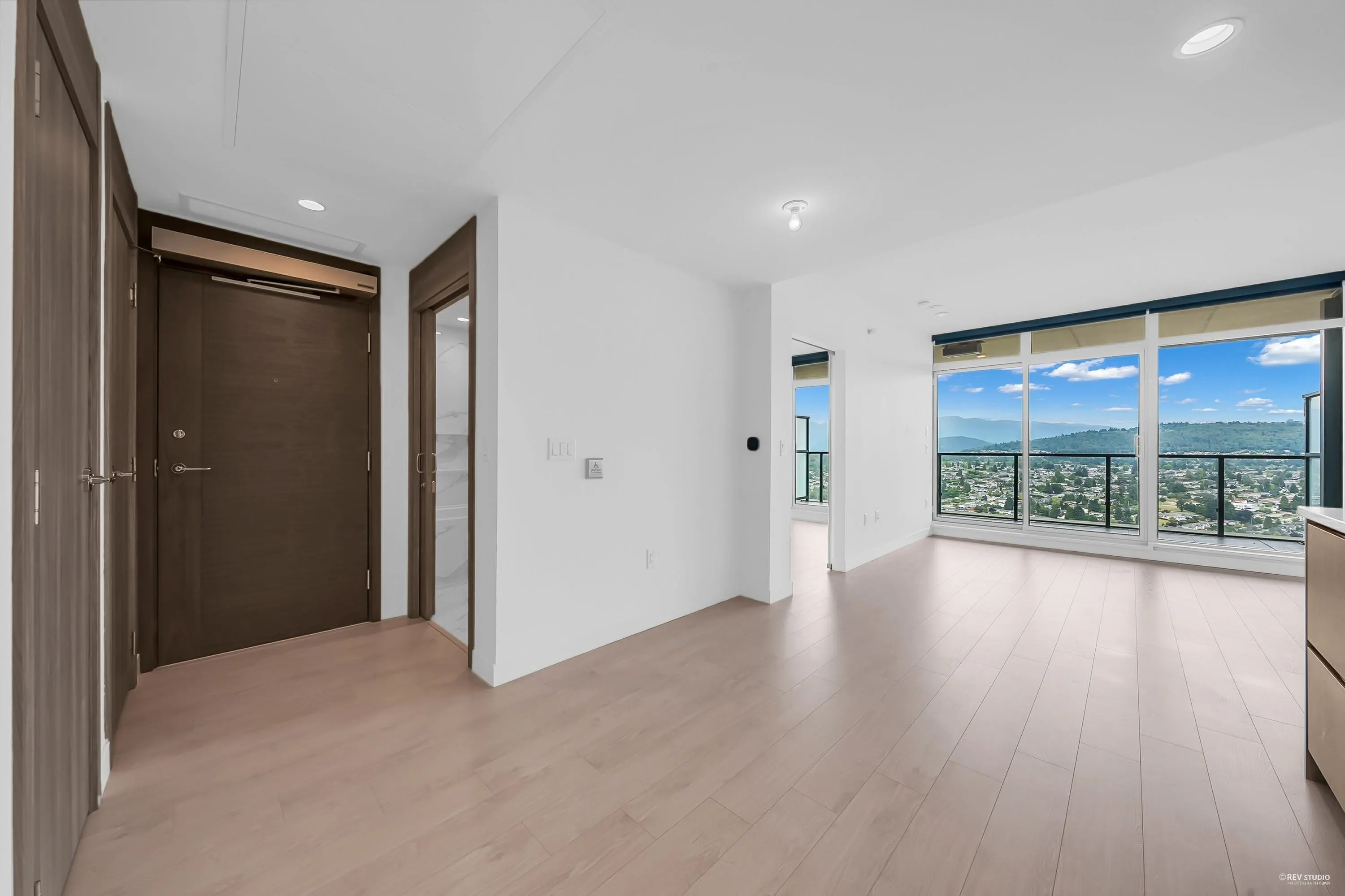 4504 4880 Lougheed Highway