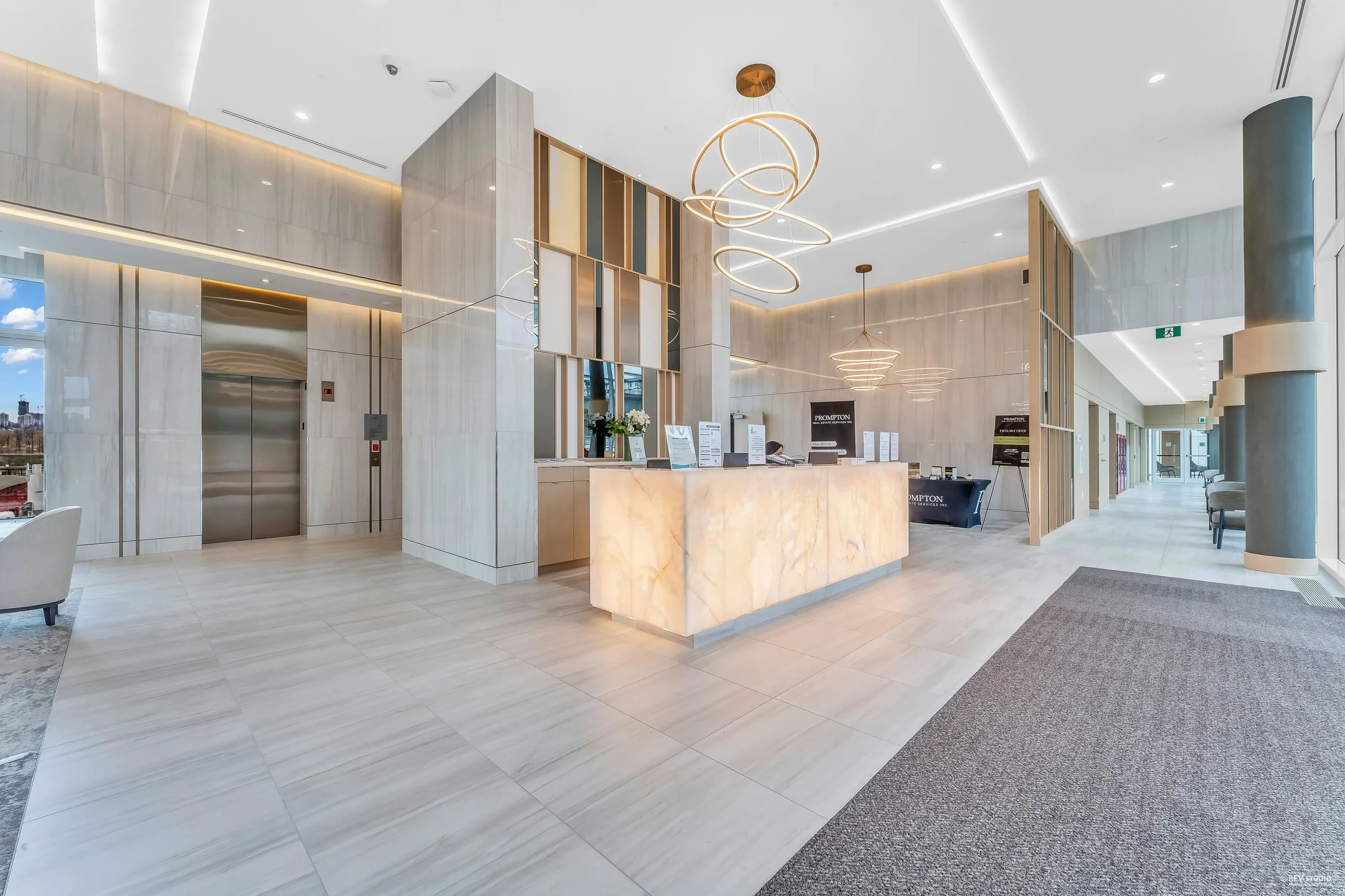 4504 4880 Lougheed Highway