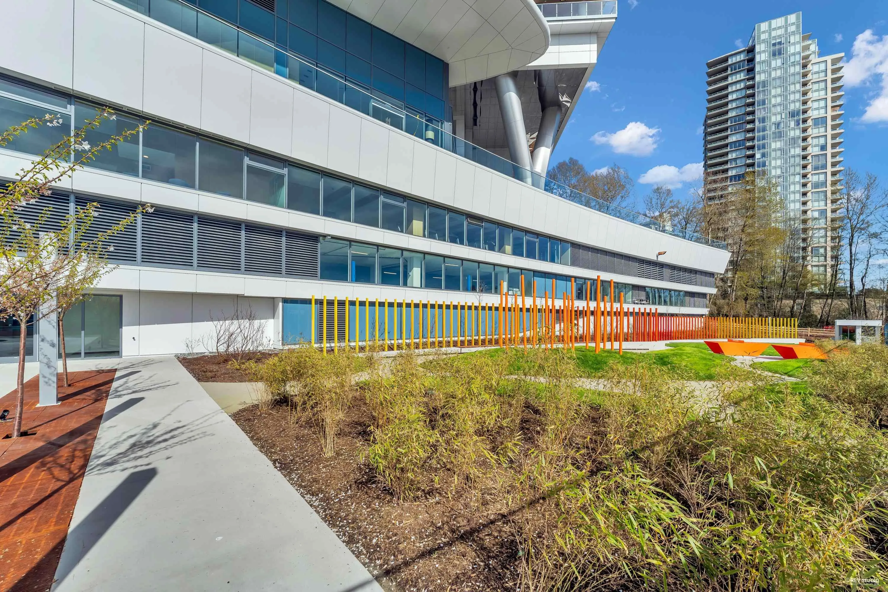 4504 4880 Lougheed Highway