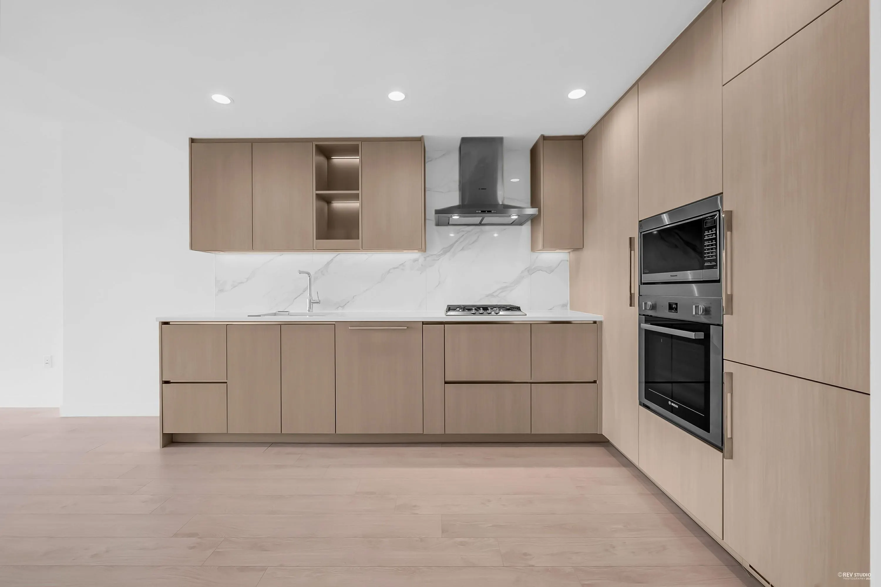 4504 4880 Lougheed Highway