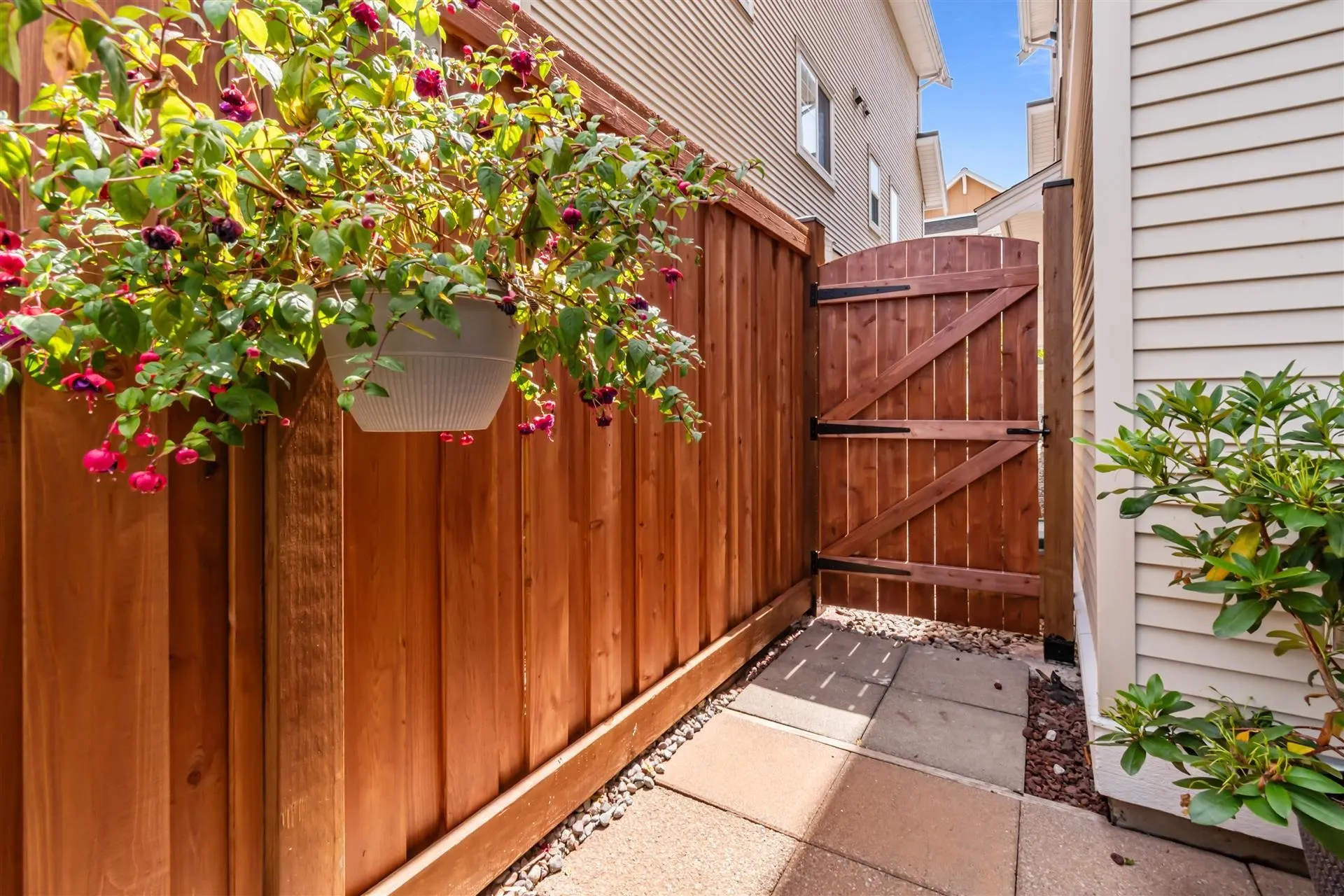 32 1108 Riverside Close