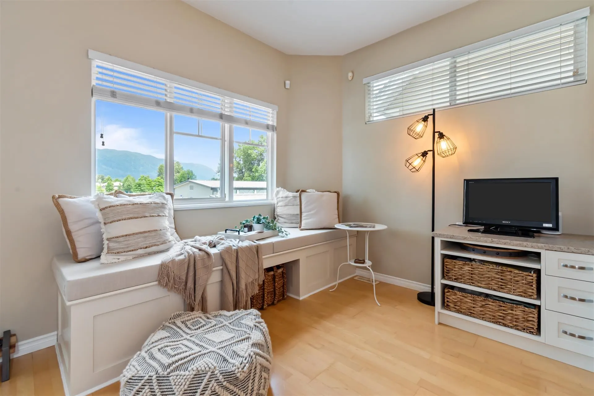32 1108 Riverside Close