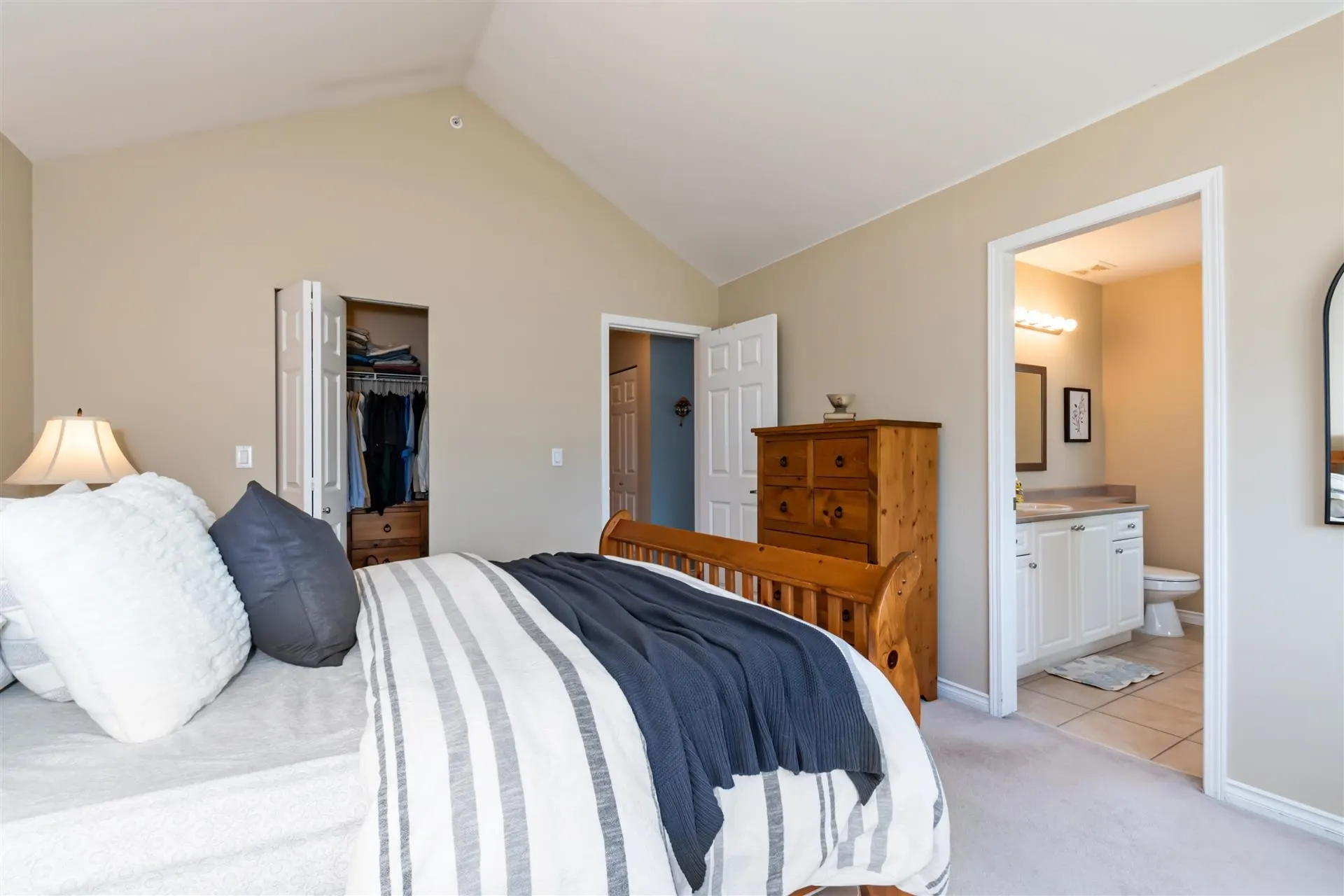 32 1108 Riverside Close