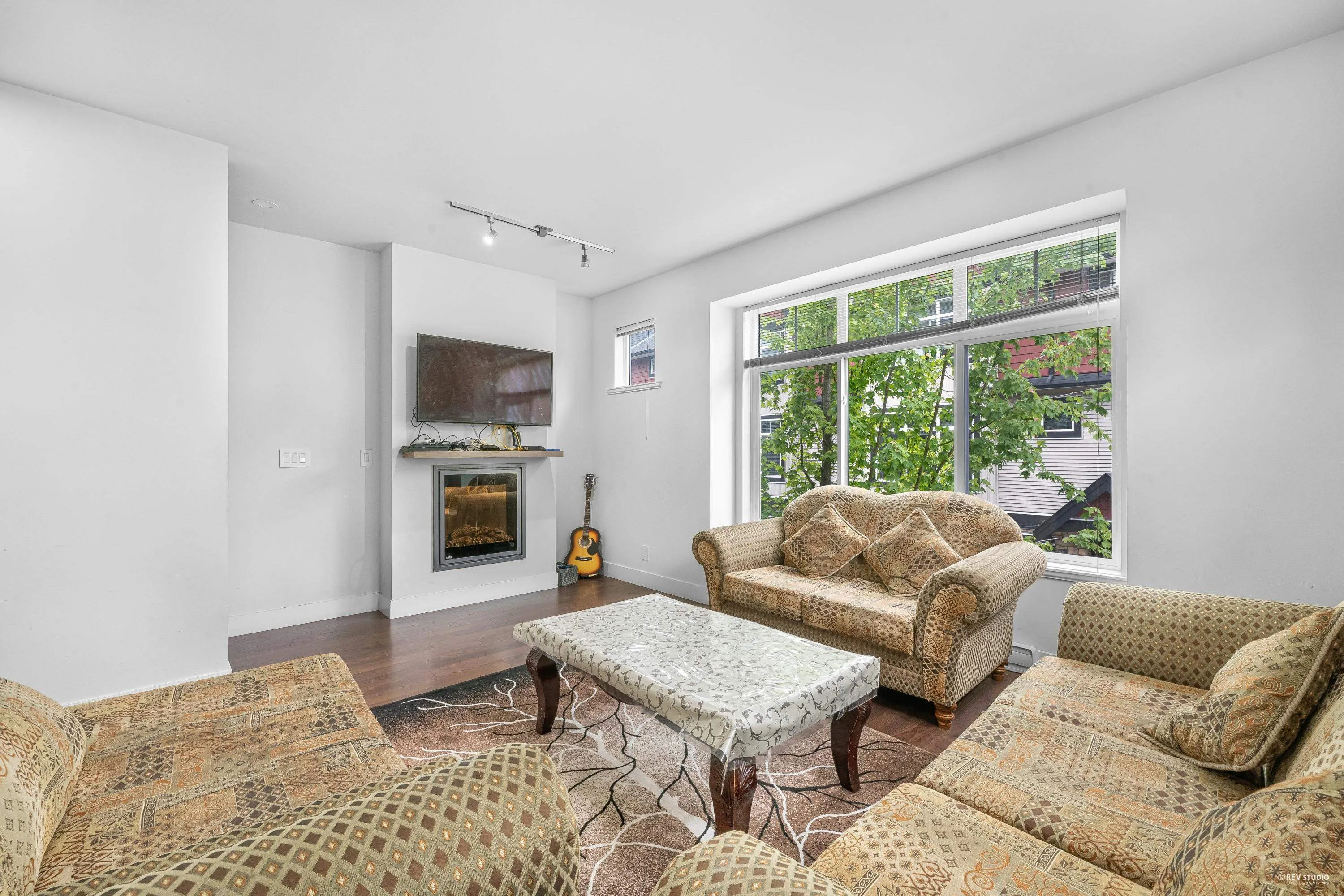 76 6299 144 Street