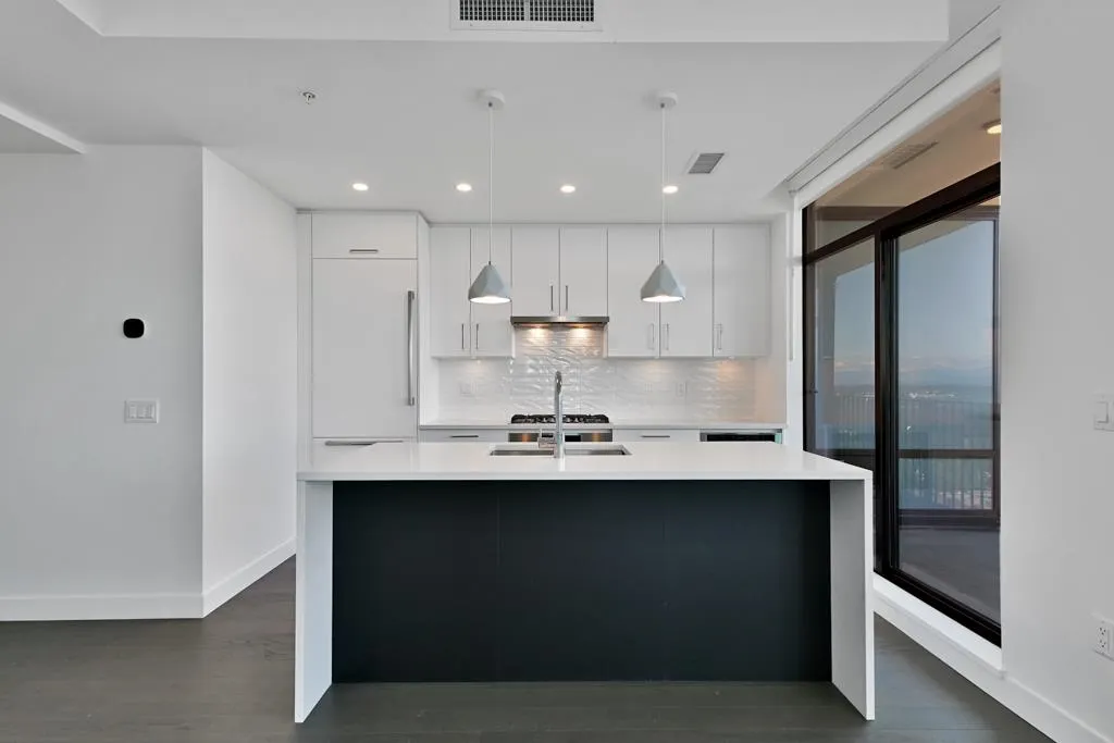 1902 1588 Johnston Road