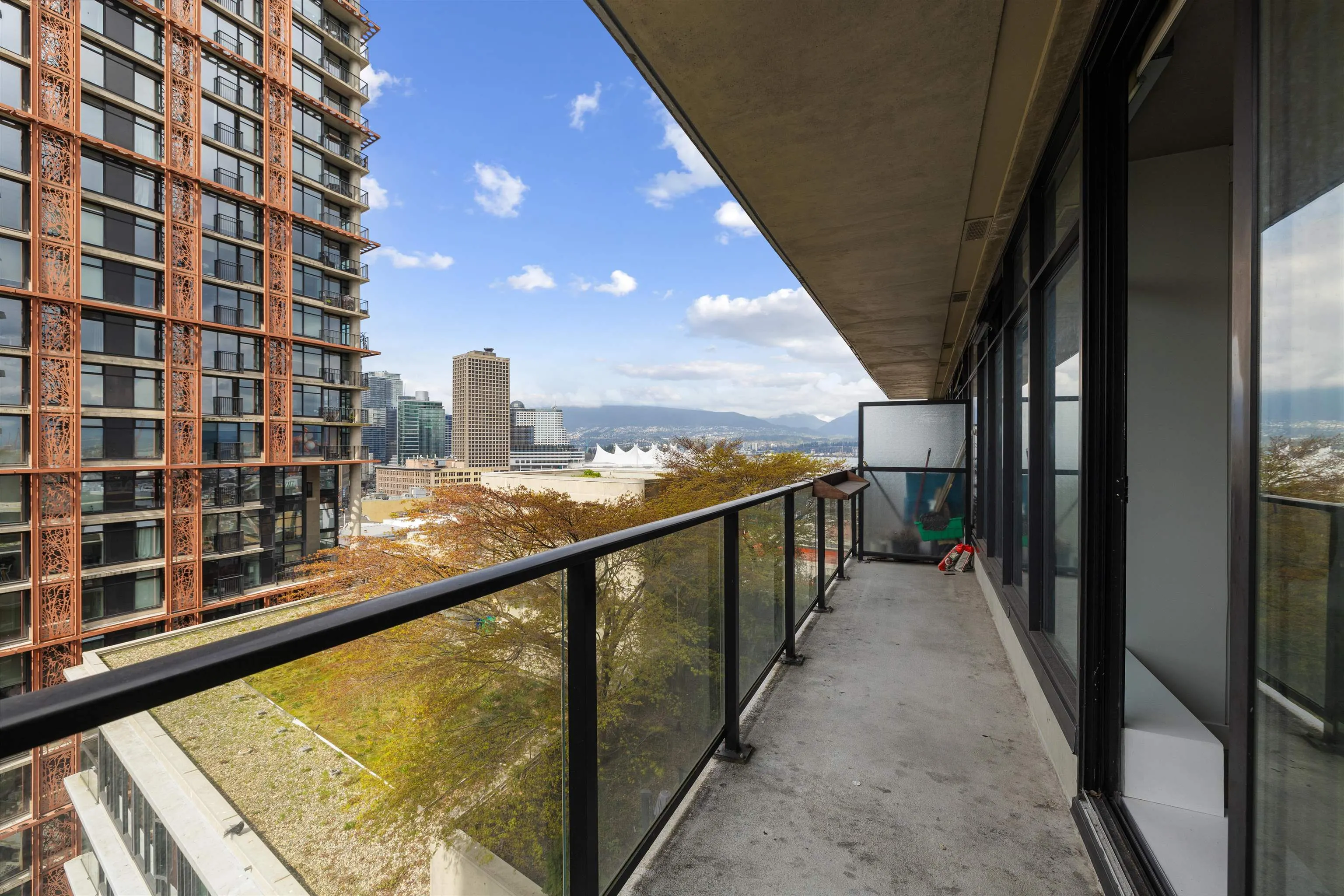 1407 108 W Cordova Street