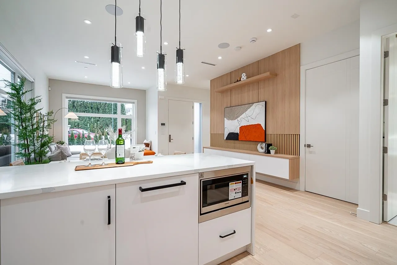 2833 Oliver Crescent