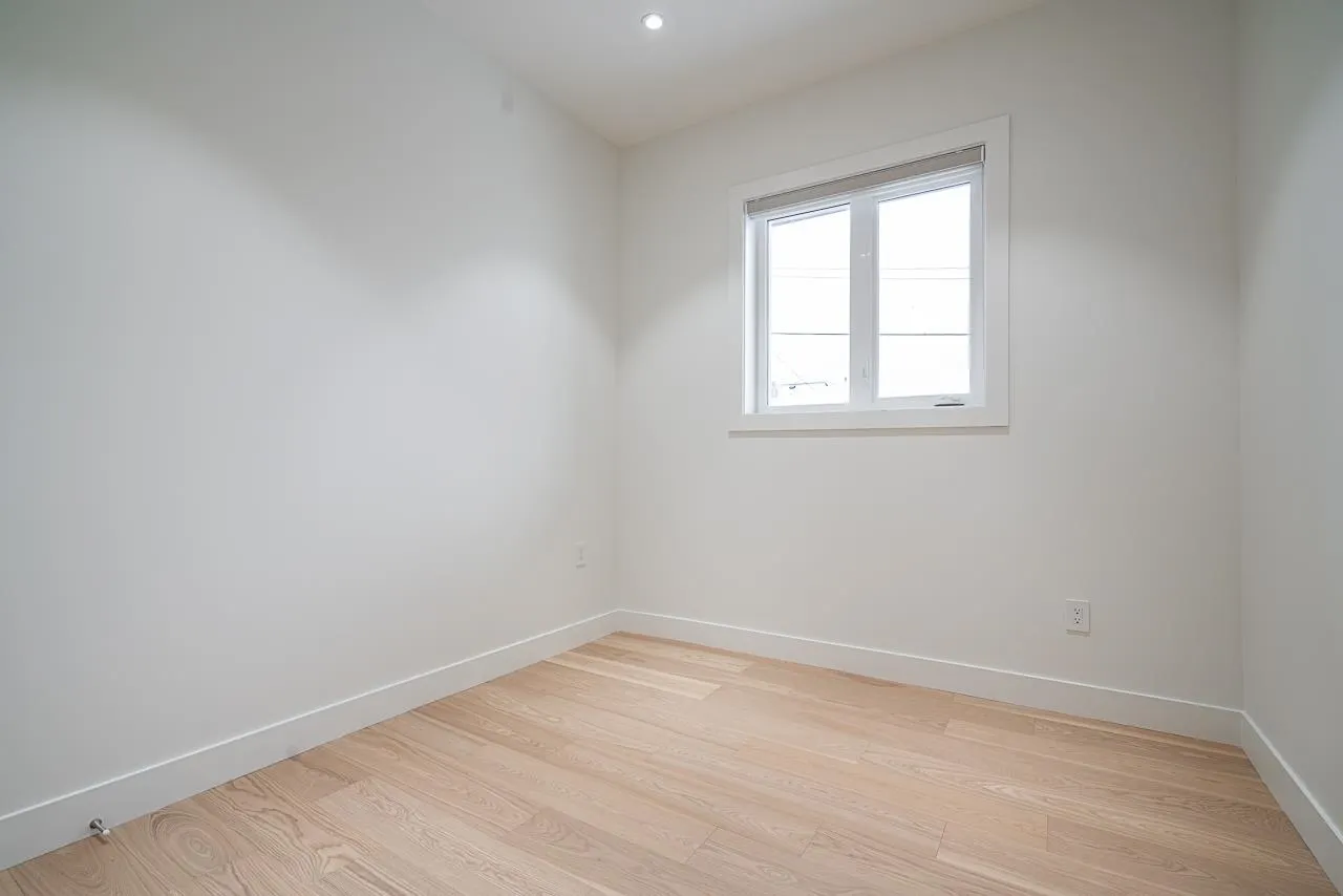 2833 Oliver Crescent
